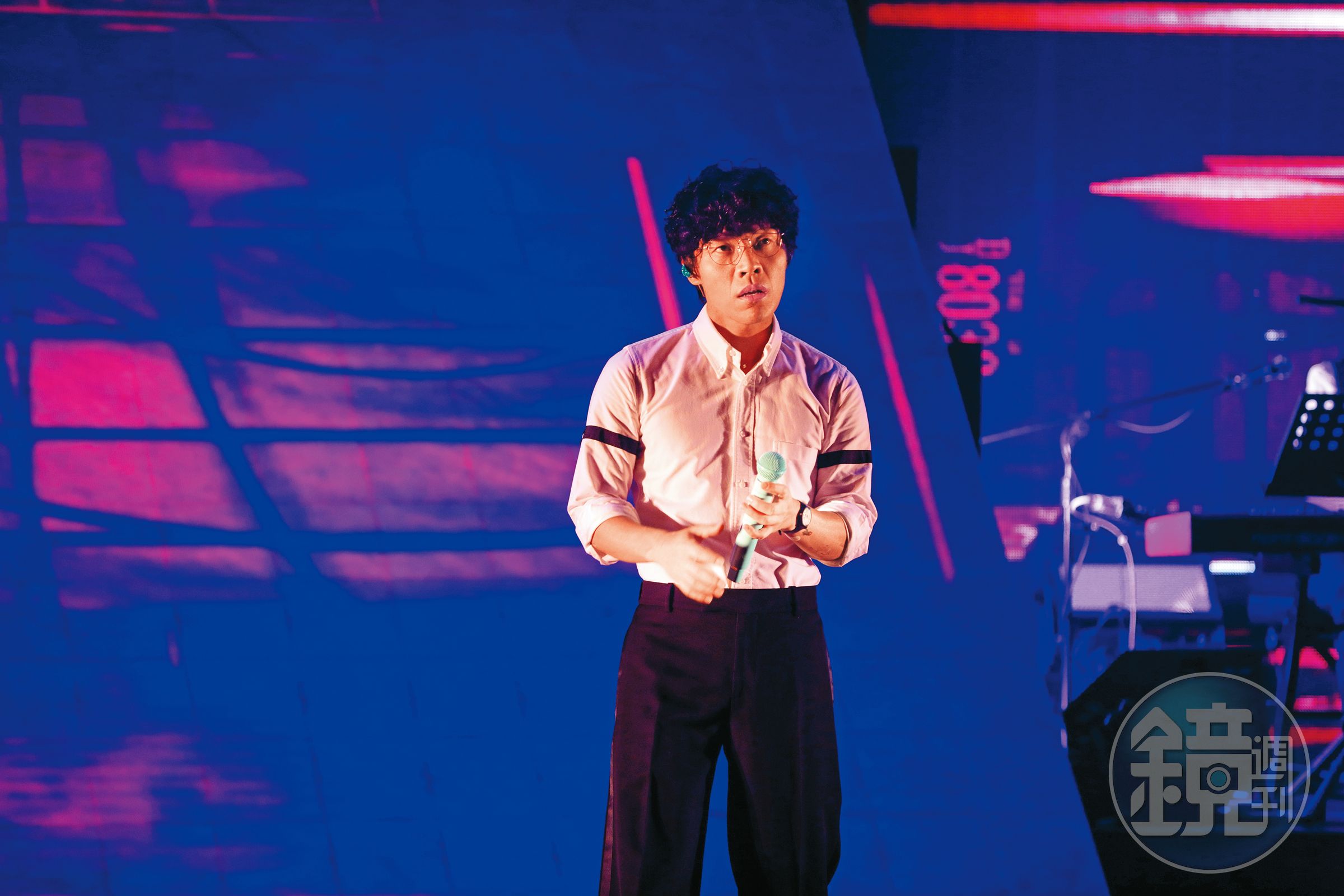 盧廣仲舉辦「傷心早餐店」演唱會，除了招牌黑髮外，昏暗燈光也能讓人錯把大叔當少年。