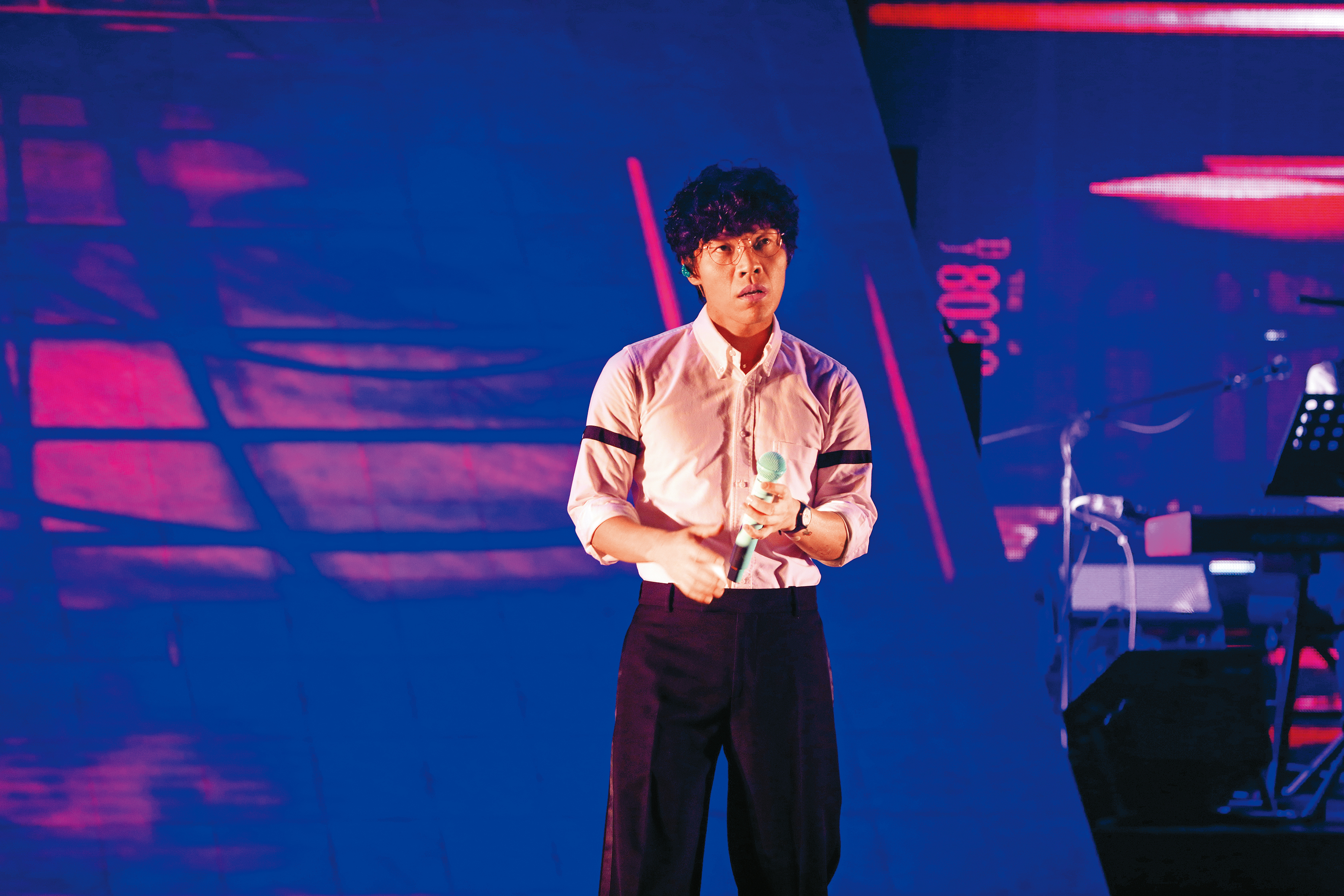 盧廣仲舉辦「傷心早餐店」演唱會，除了招牌黑髮外，昏暗燈光也能讓人錯把大叔當少年。