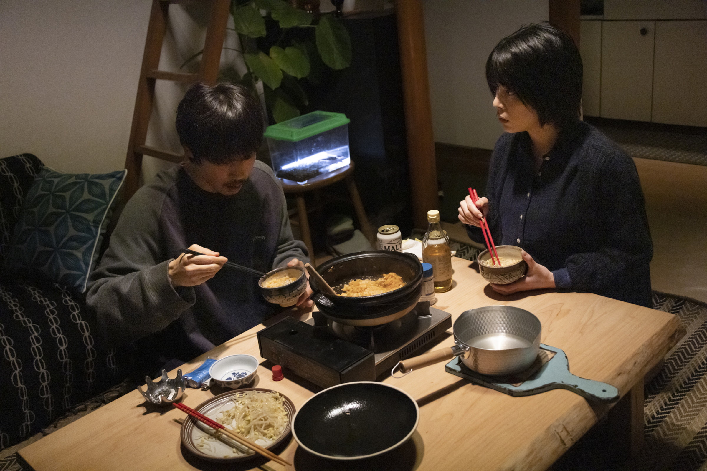 片中綾野剛(左)與佐藤穗奈美(右)從導演與女演員變成男女朋友,更同居數年。(中影國際提供)
