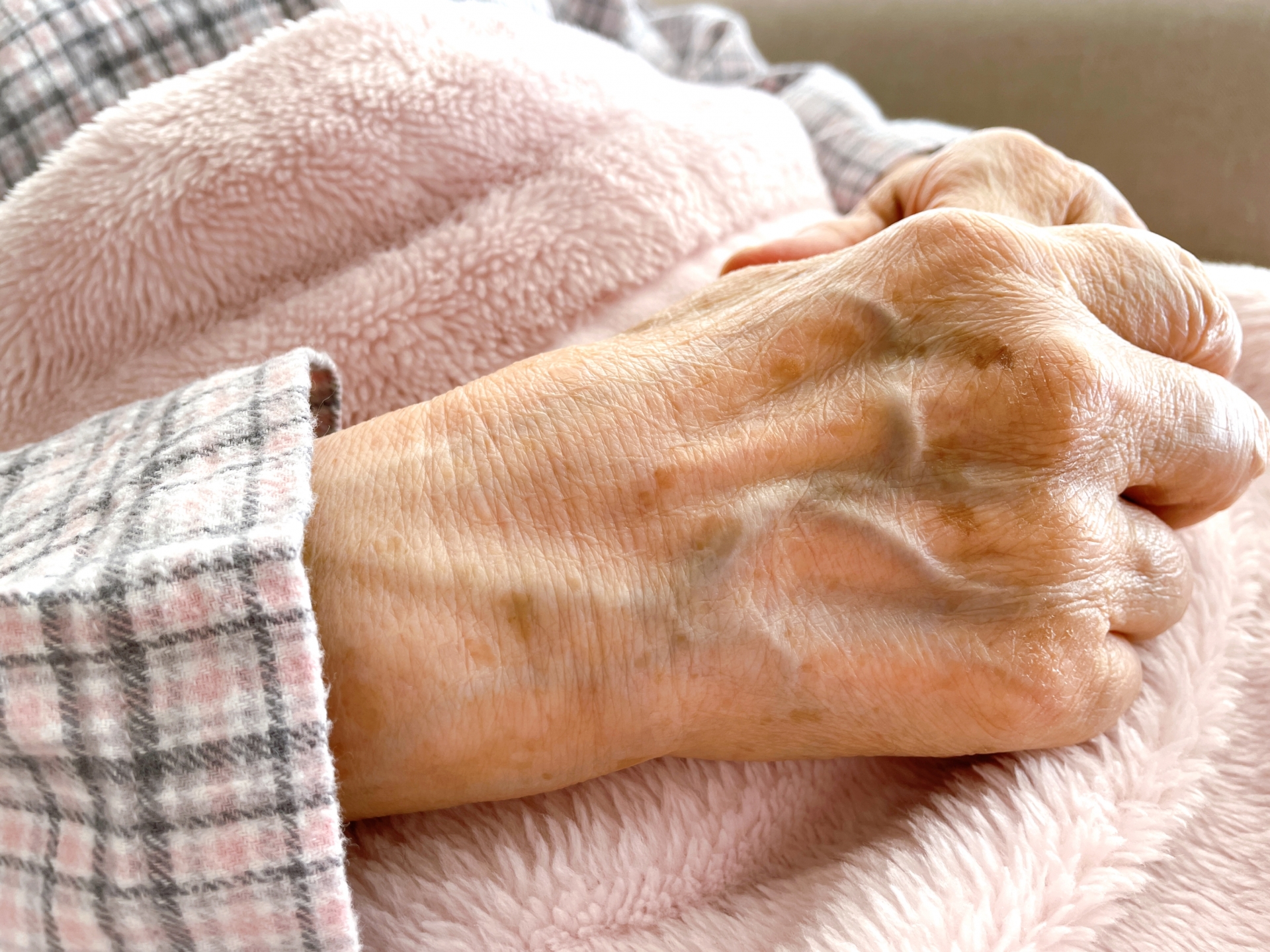 中國一名老婦獨自住院，4名子女置之不理，讓她崩潰尋死。（示意圖，photoAC）