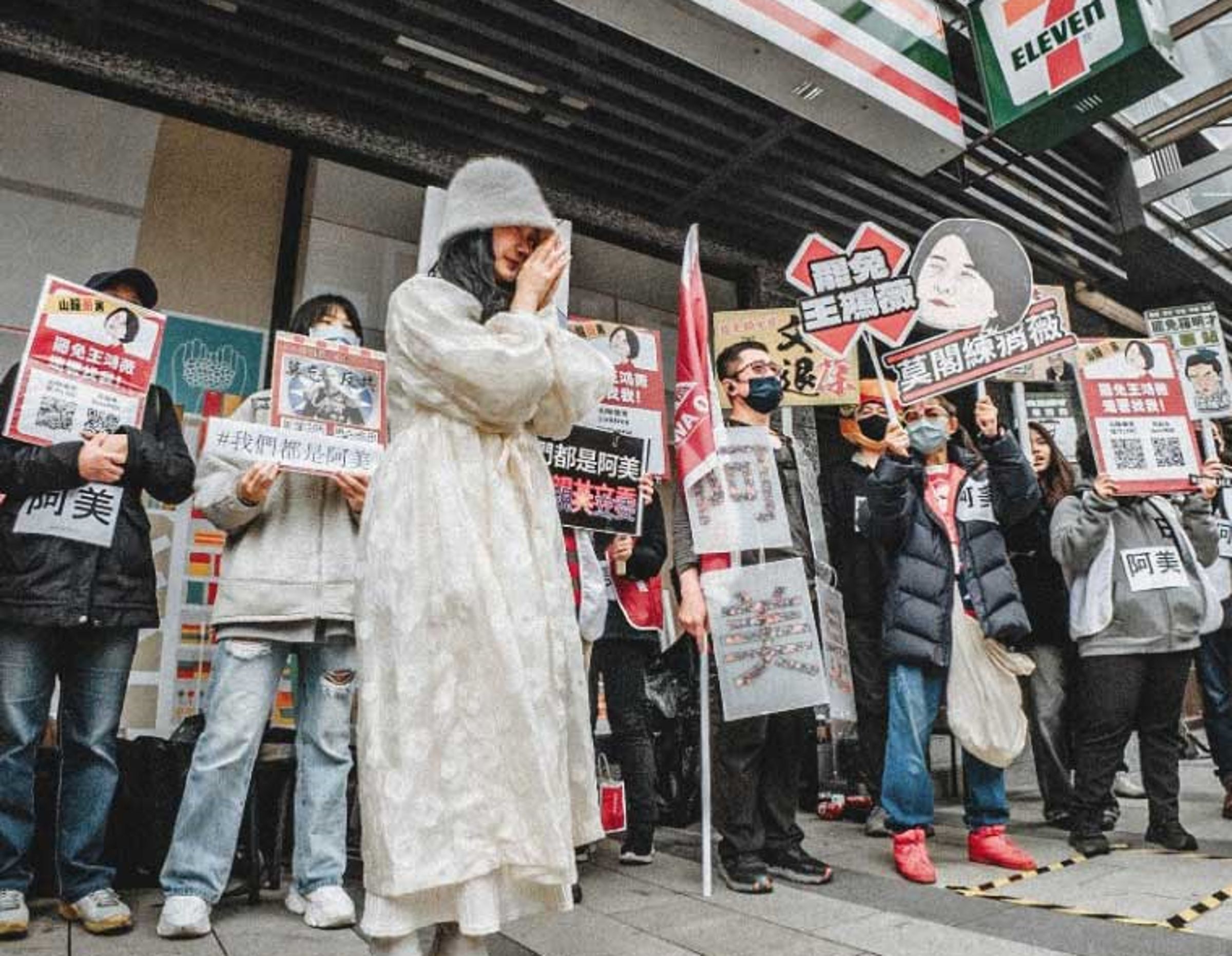 部分大罷免團體已開始串聯，希望擴大三階宣傳量能，阿美（白衣者）等發言人加入討論。（翻攝山除薇害-罷免王鴻薇臉書粉專）
