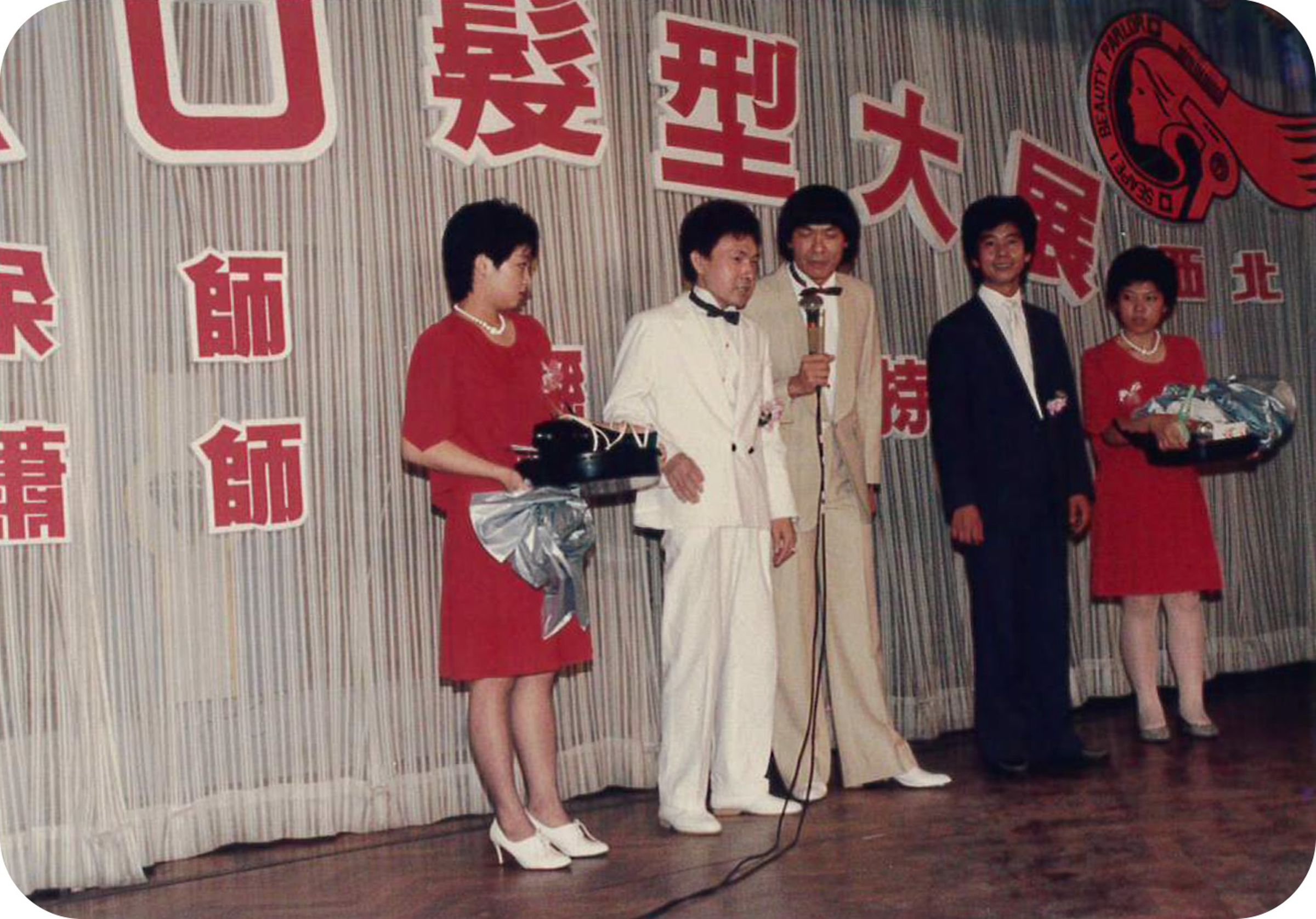 豬哥亮（中）與髮型設計師余南宏師傅（左二）及蕭國雲師傅（右二）。 （高流提供）