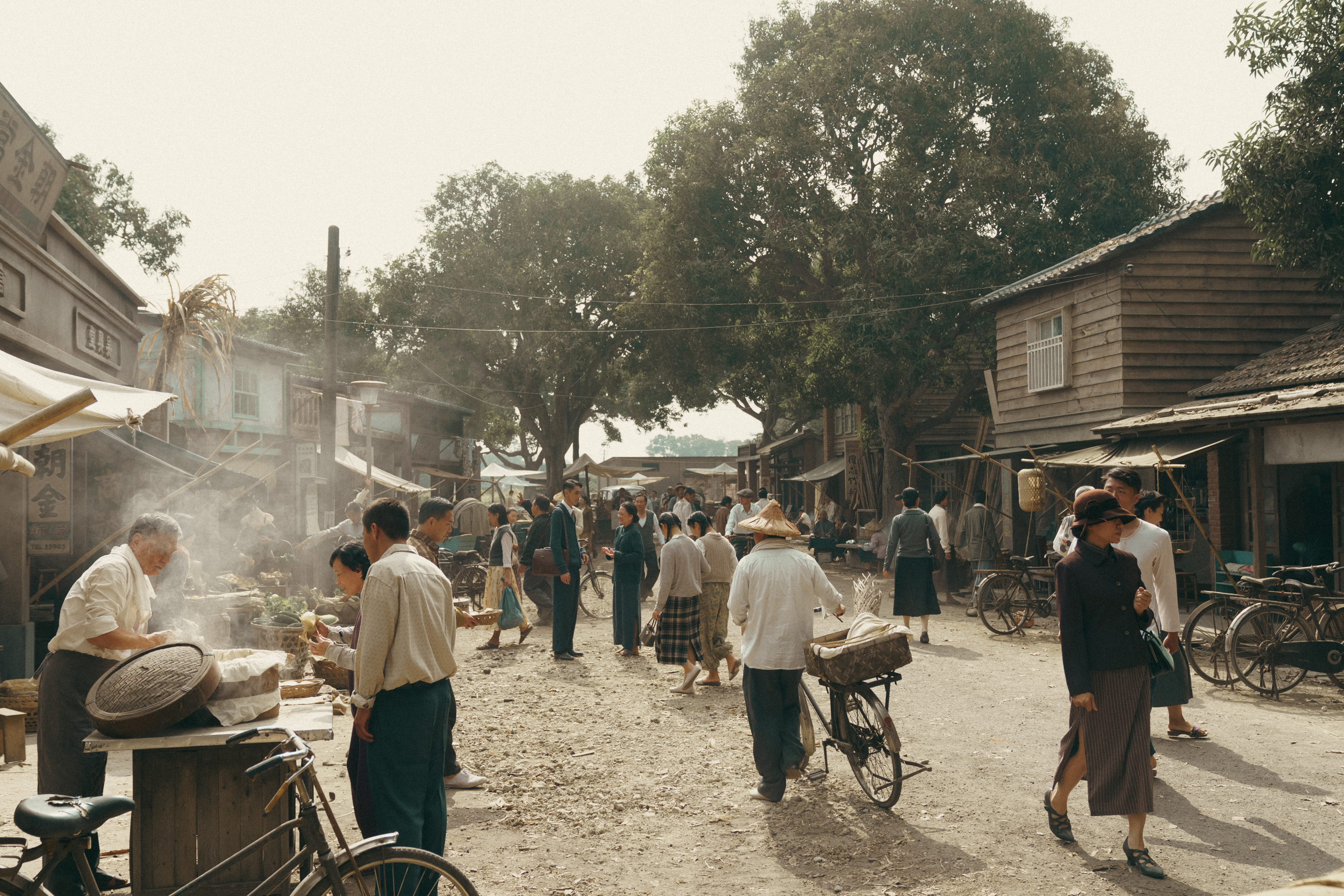美術組搭景陳設以及造型組提供的復古裝扮讓昔日街道與市場鮮活登場。（華文創提供）