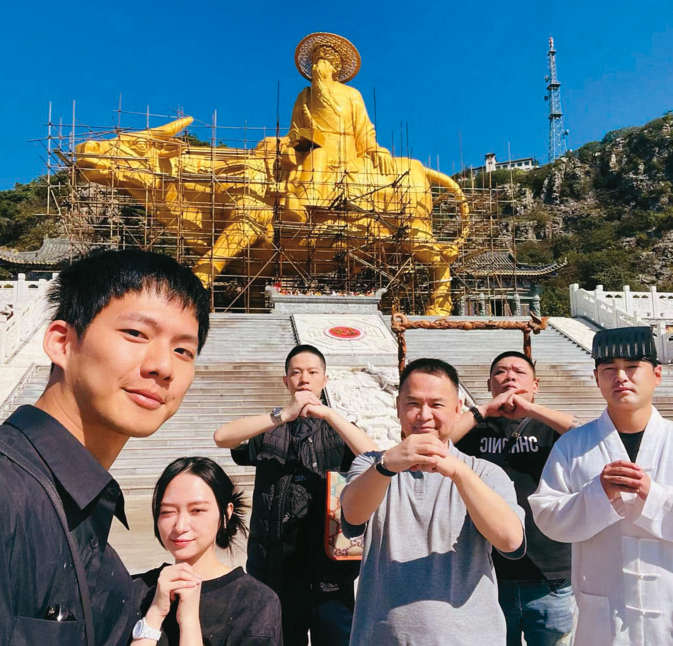 吳念軒（左）和女友與其父親張威縯一起旅行。 （翻攝自張威縯IG）