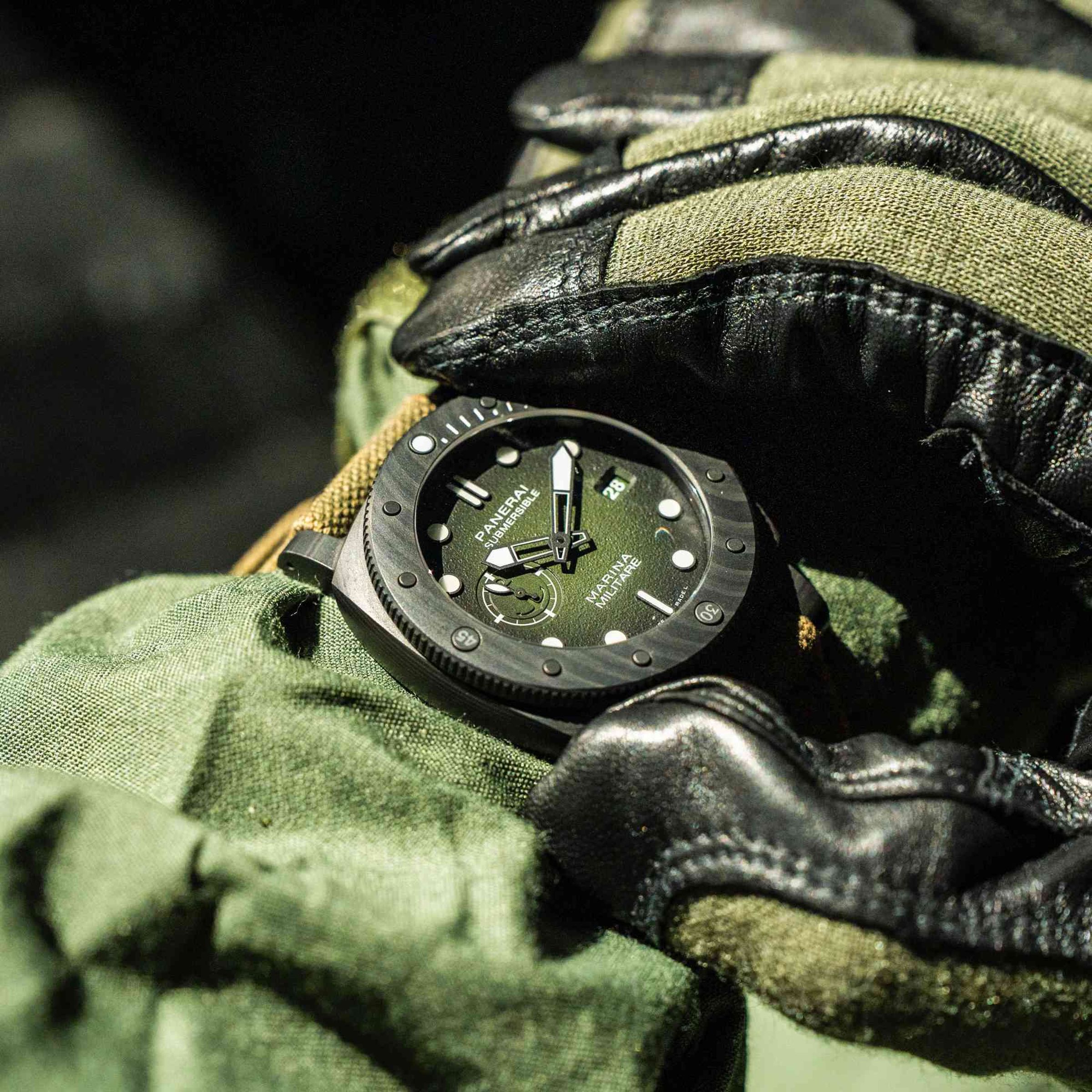 沛納海 Submersible Marina Militare Carbotech PAM01698，採用沛納海自主研發的 Carbotech 碳纖複合材質，碳纖維層疊與高性能聚合物 PEEK 在高壓高溫下壓製成型，不僅輕盈，亦具備高度抗衝擊與抗腐蝕性；搭配 DLC 鈦金屬背蓋與針扣，實測重量遠低於傳統不鏽鋼潛水錶，且每只錶殼紋理獨一無二。定價約NT$601,000。