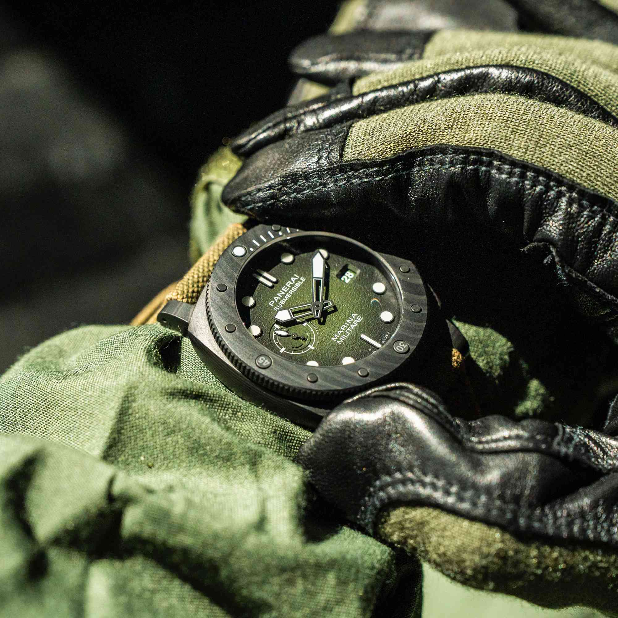 沛納海 Submersible Marina Militare Carbotech PAM01698，採用沛納海自主研發的 Carbotech 碳纖複合材質，碳纖維層疊與高性能聚合物 PEEK 在高壓高溫下壓製成型，不僅輕盈，亦具備高度抗衝擊與抗腐蝕性；搭配 DLC 鈦金屬背蓋與針扣，實測重量遠低於傳統不鏽鋼潛水錶，且每只錶殼紋理獨一無二。定價約NT$601,000。