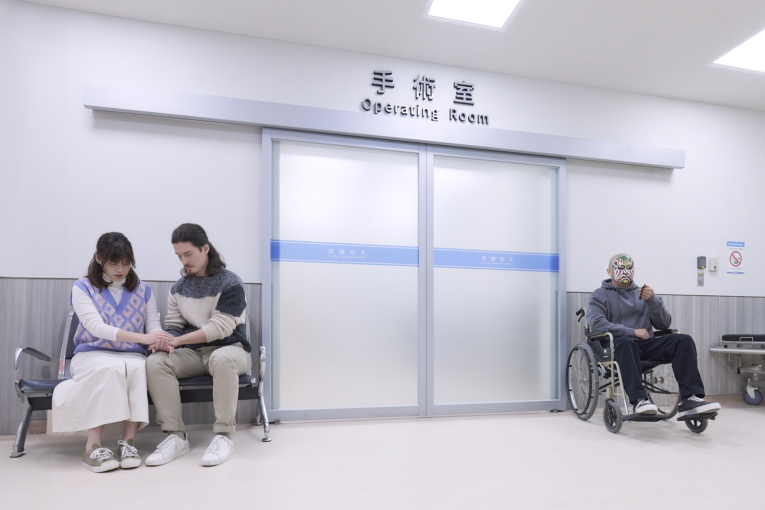 周厚安與夏宇童及努拉組成基督教家庭，與賴銘偉一家因宗教信仰不同常不對盤。（米倉影業提供）