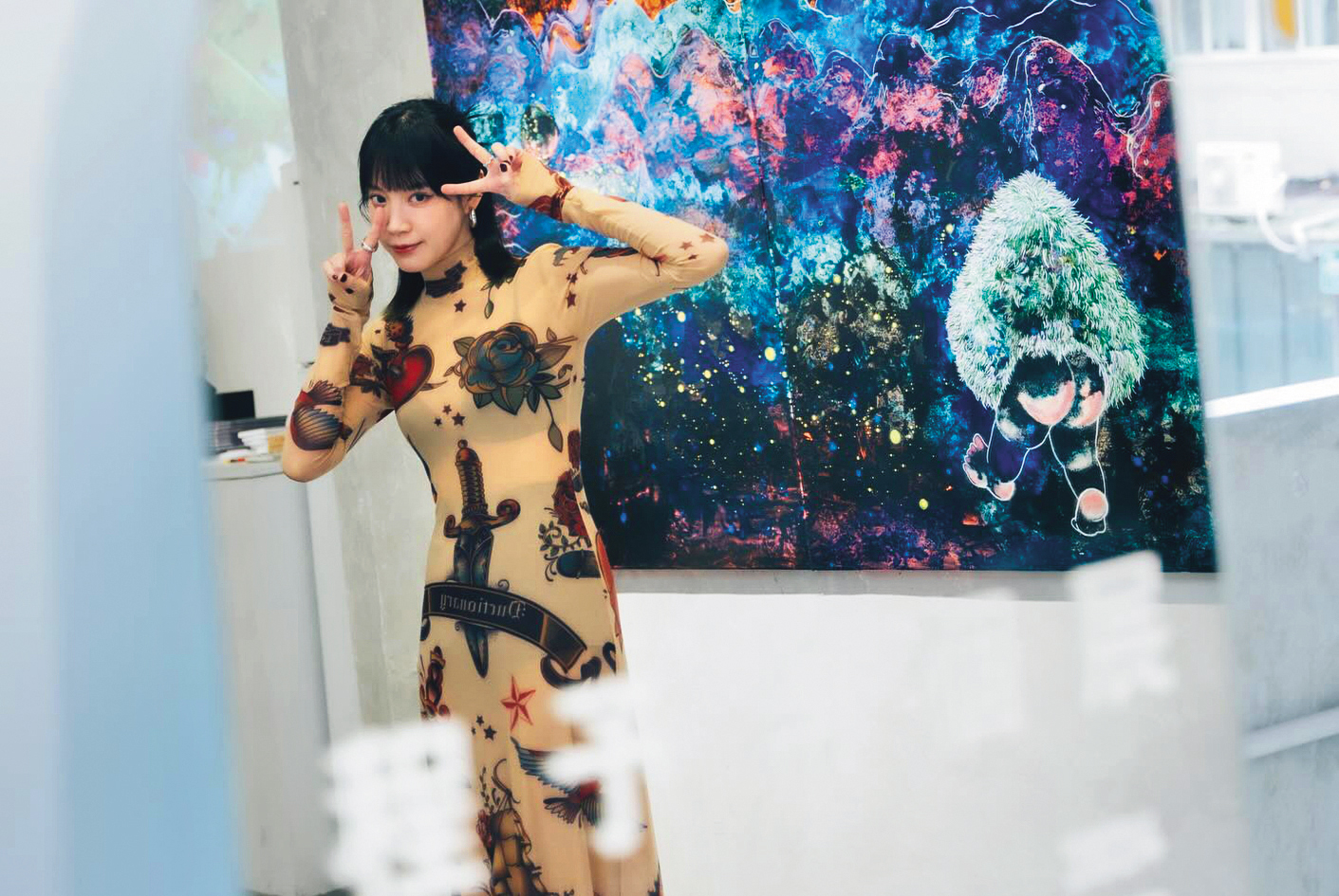 程予希去年底辦第二次畫展，與自己的畫作〈心之所向〉合照。（翻攝自程予希臉書粉絲頁）