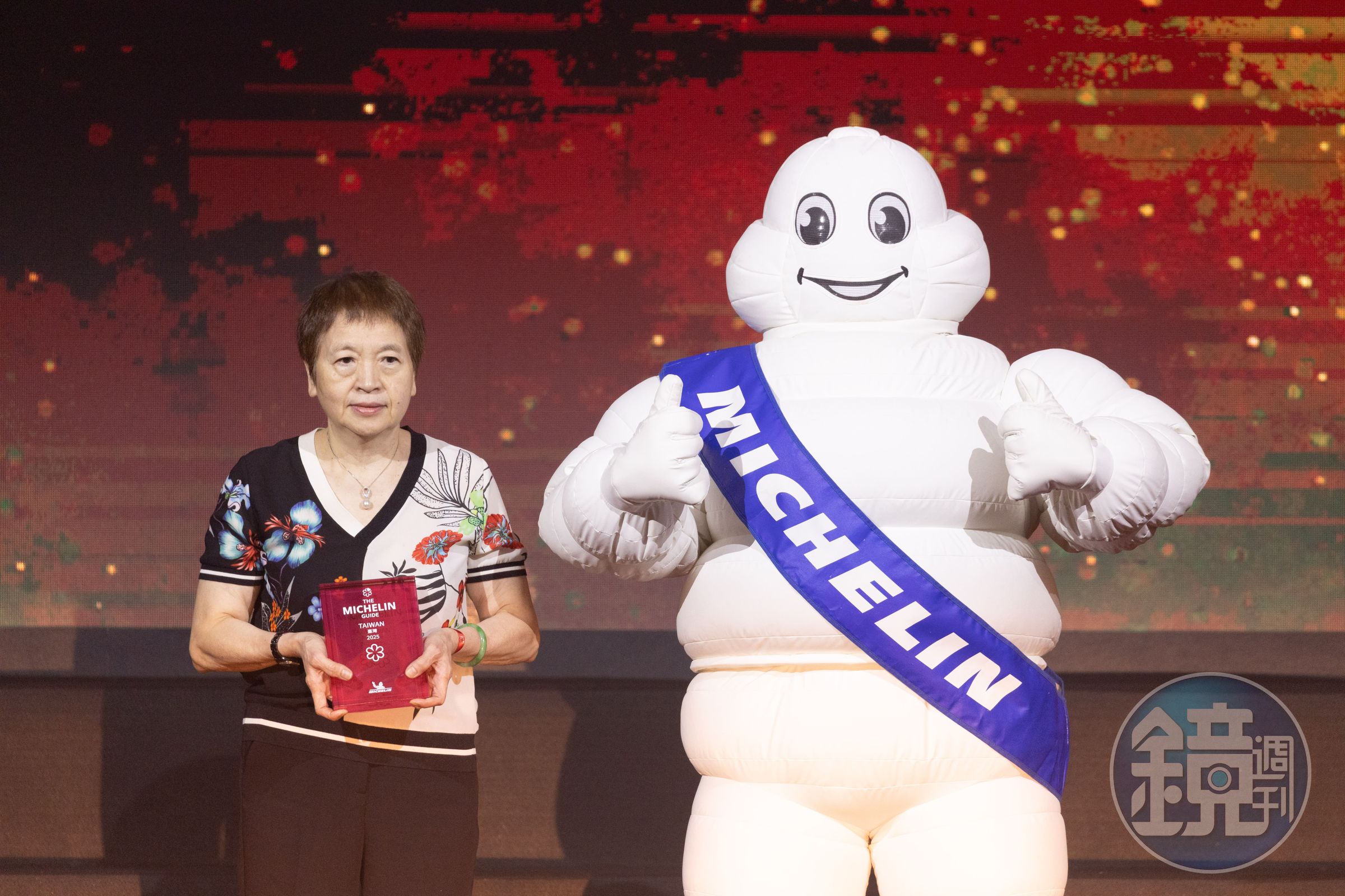 明福台菜在2025年依舊蟬聯米其林一星，阿珠姐代表上台領獎。