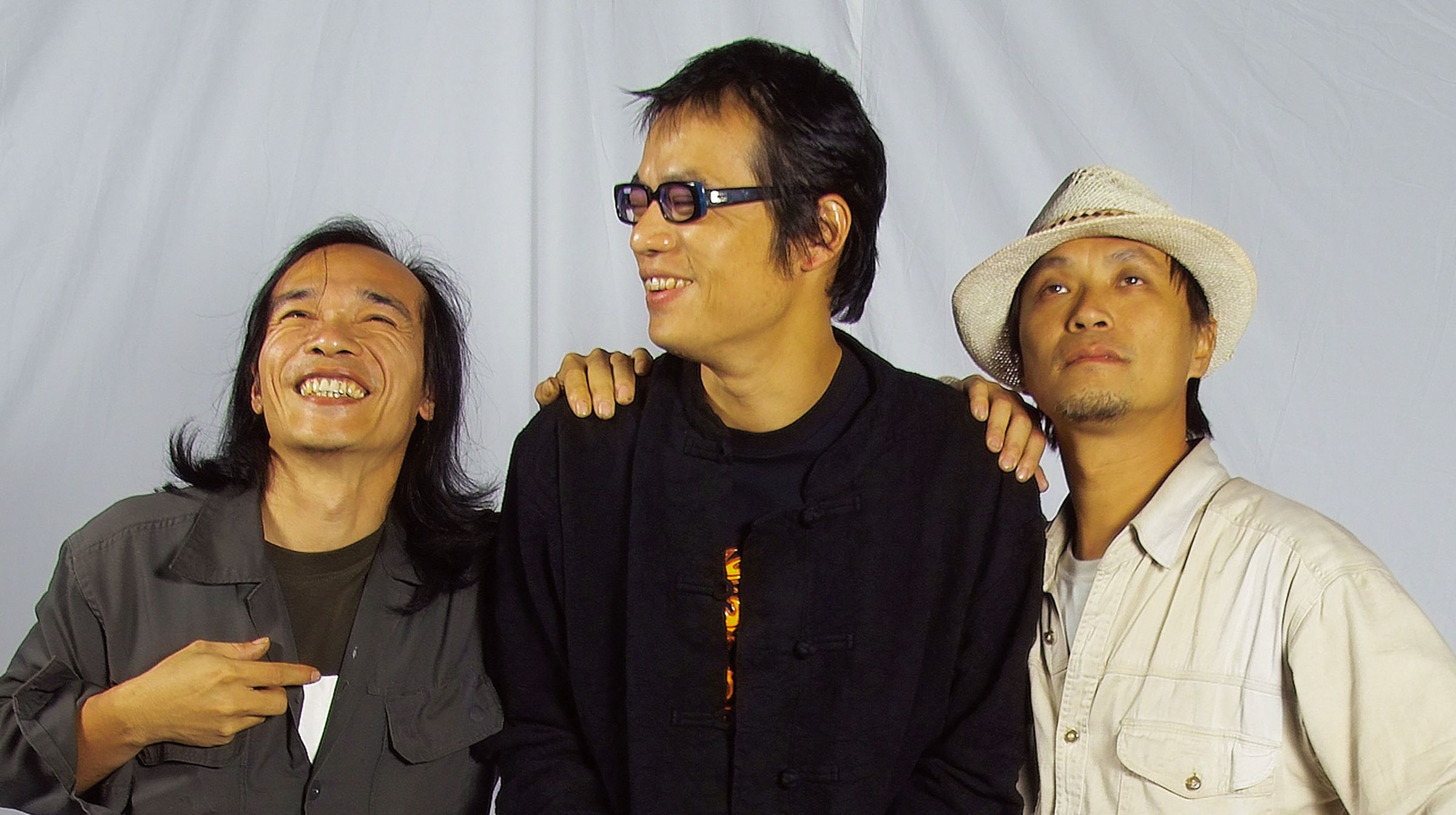 藝術家李俊陽（左起）、演員吳朋奉、王榮裕於2004年合影。（公視紀錄觀點《土生花開-金枝演社》提供）