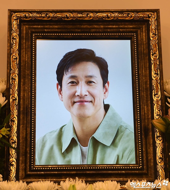 李善均遺照選擇他為電影《殺戮羅曼史》受訪時所拍攝的照片，流露溫暖笑容只剩留念。（翻攝xportsnews網站）