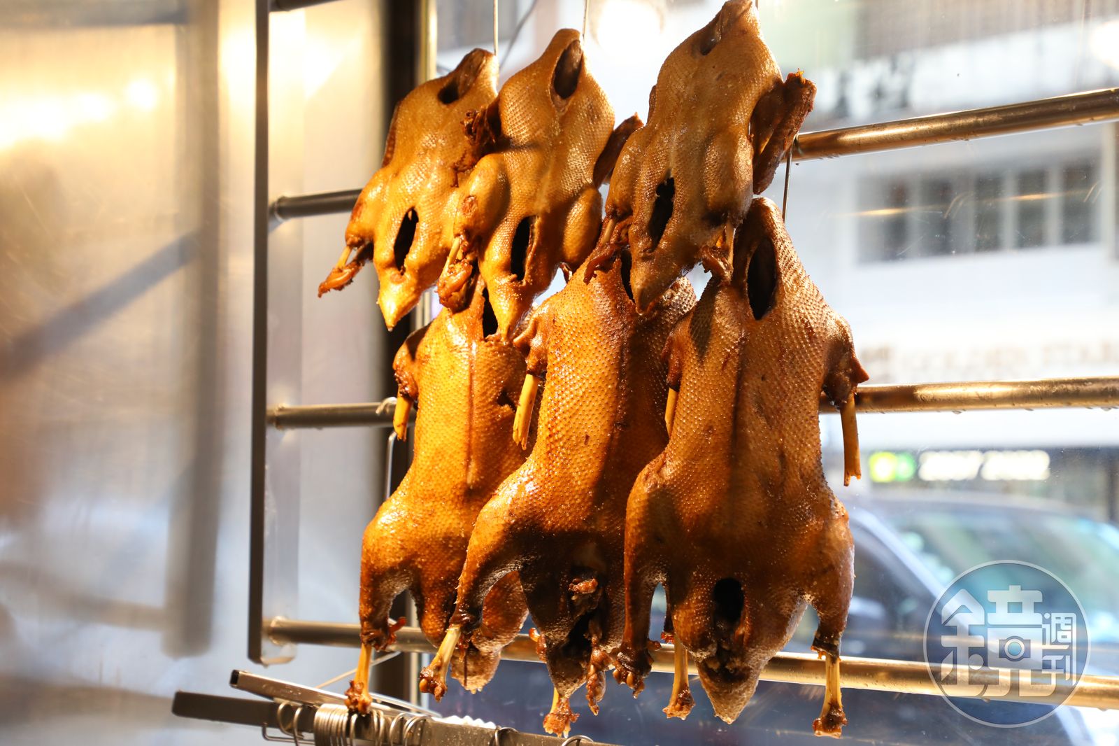 獅頭鵝體型較大肉質豐厚,經幾小時滷製後外皮金黃亮麗,超級誘人。