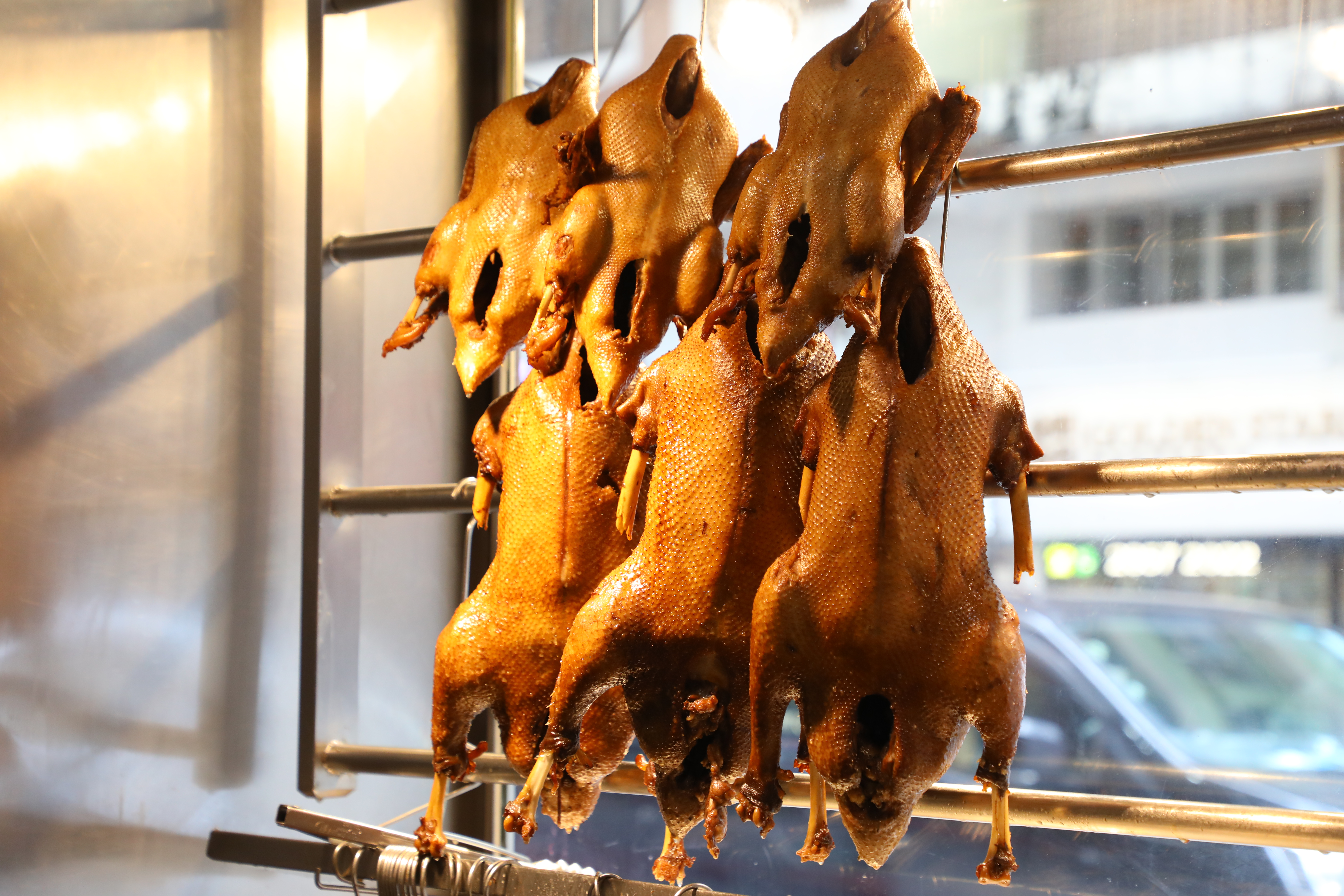 獅頭鵝體型較大肉質豐厚,經幾小時滷製後外皮金黃亮麗,超級誘人。