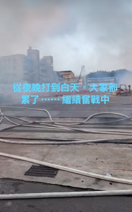 北市大安區樂業街與嘉興街口工地地下室昨晚發生火警，逾百名逾百名警消人員趕赴現場灌救，民眾黨議員兼義消的張志豪也投入支援到天亮。（翻攝自FB@台北市議員 張志豪）