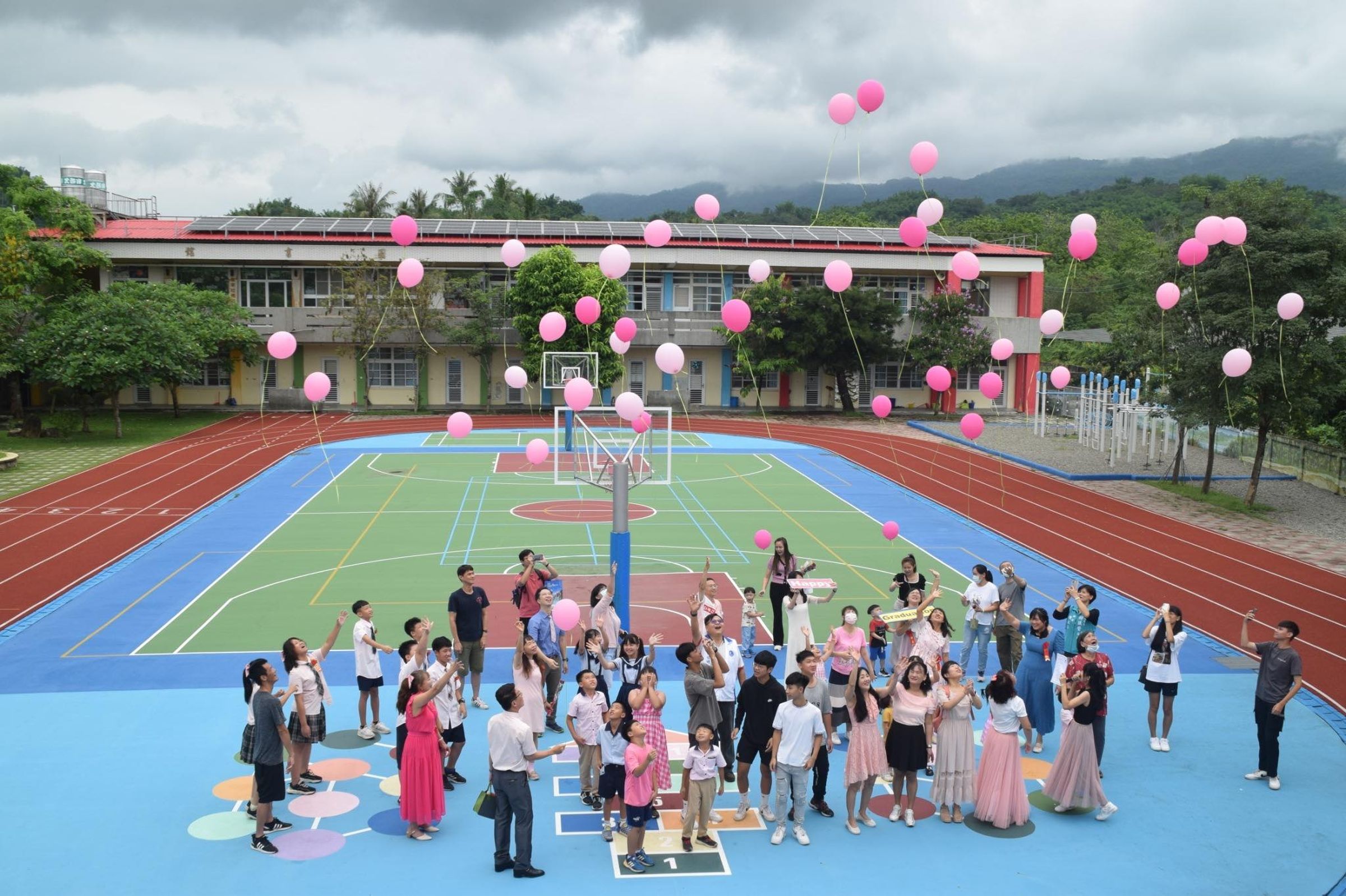 集來國小5日替國小部第70屆和幼兒園第29屆舉辦最後一次畢業典禮。(翻攝自集來國小臉書)
