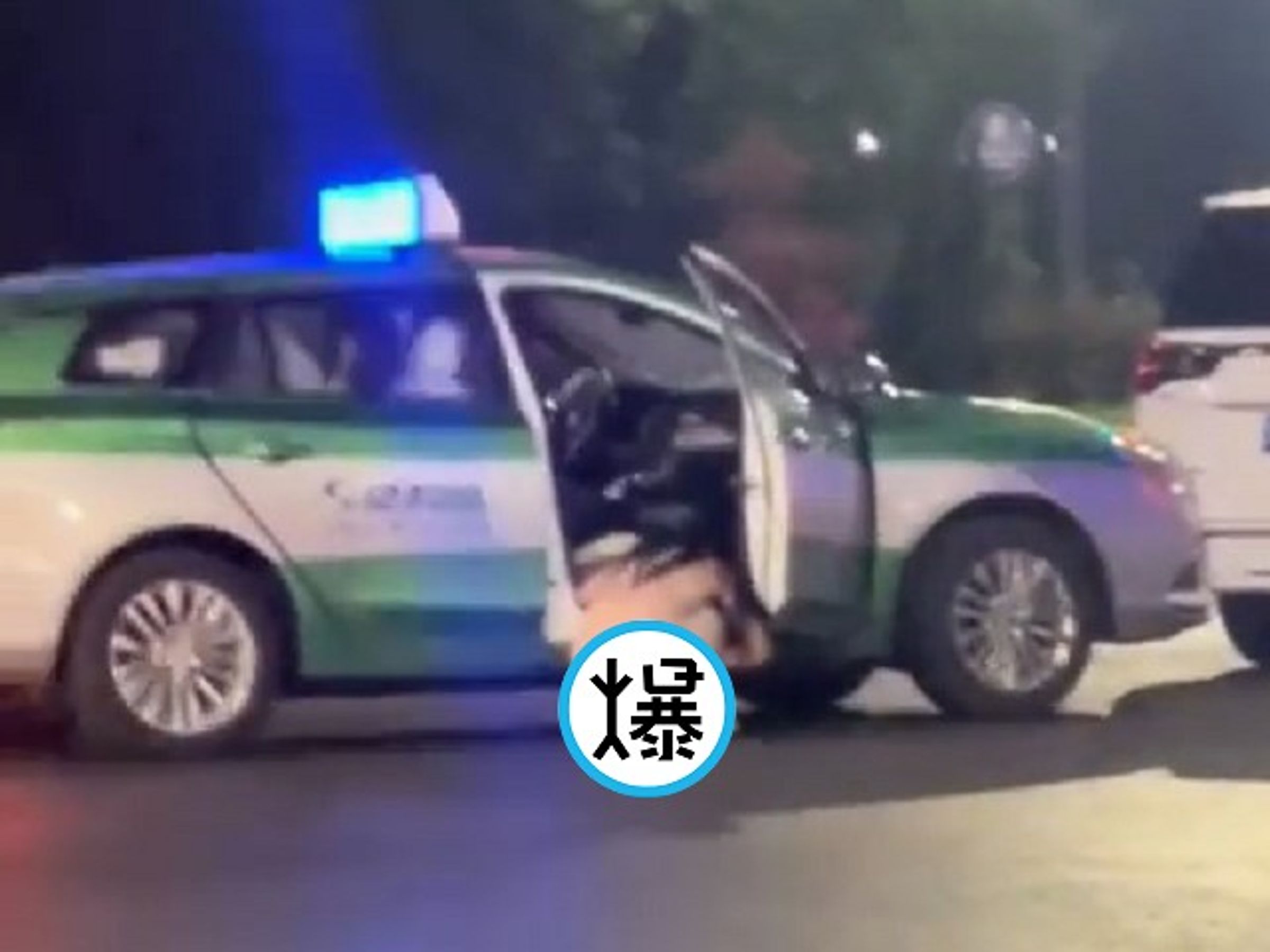 正妹尿急叫計程車停路中央,下車就地解放春光乍洩!還釀交通阻塞。(翻自Reddit)