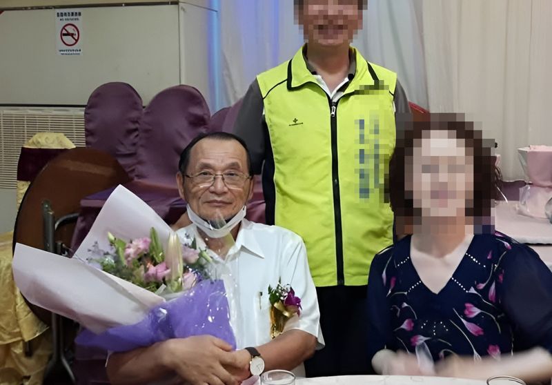 余姓老翁身亡，靈堂他兒子放的花籃出現「永遠勝利」挨轟。（翻攝畫面）