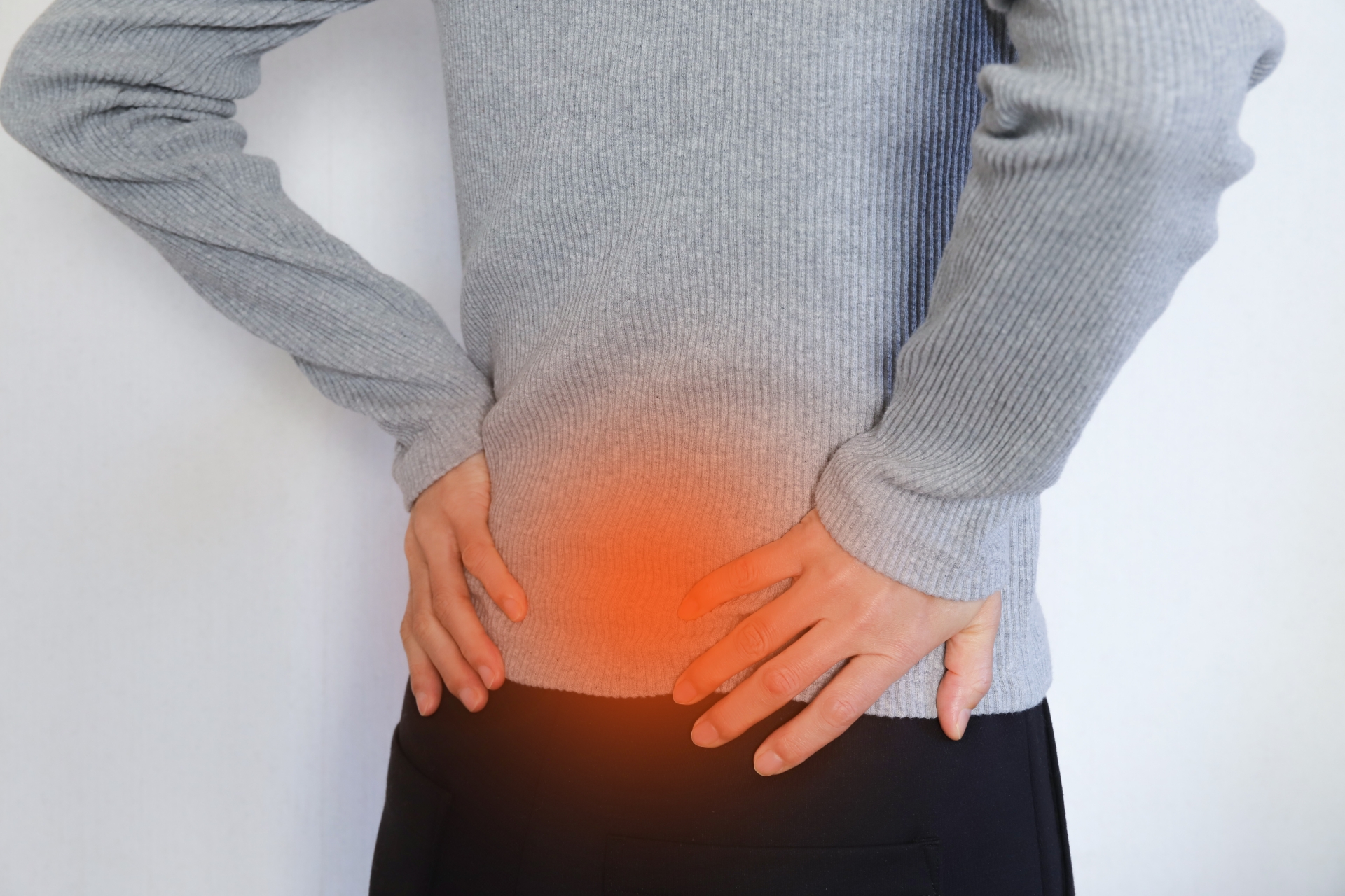 搬重物或長時間彎腰，可能導致椎間盤突出或神經壓迫，嚴重甚至需要手術治療。（翻攝自photo-ac）