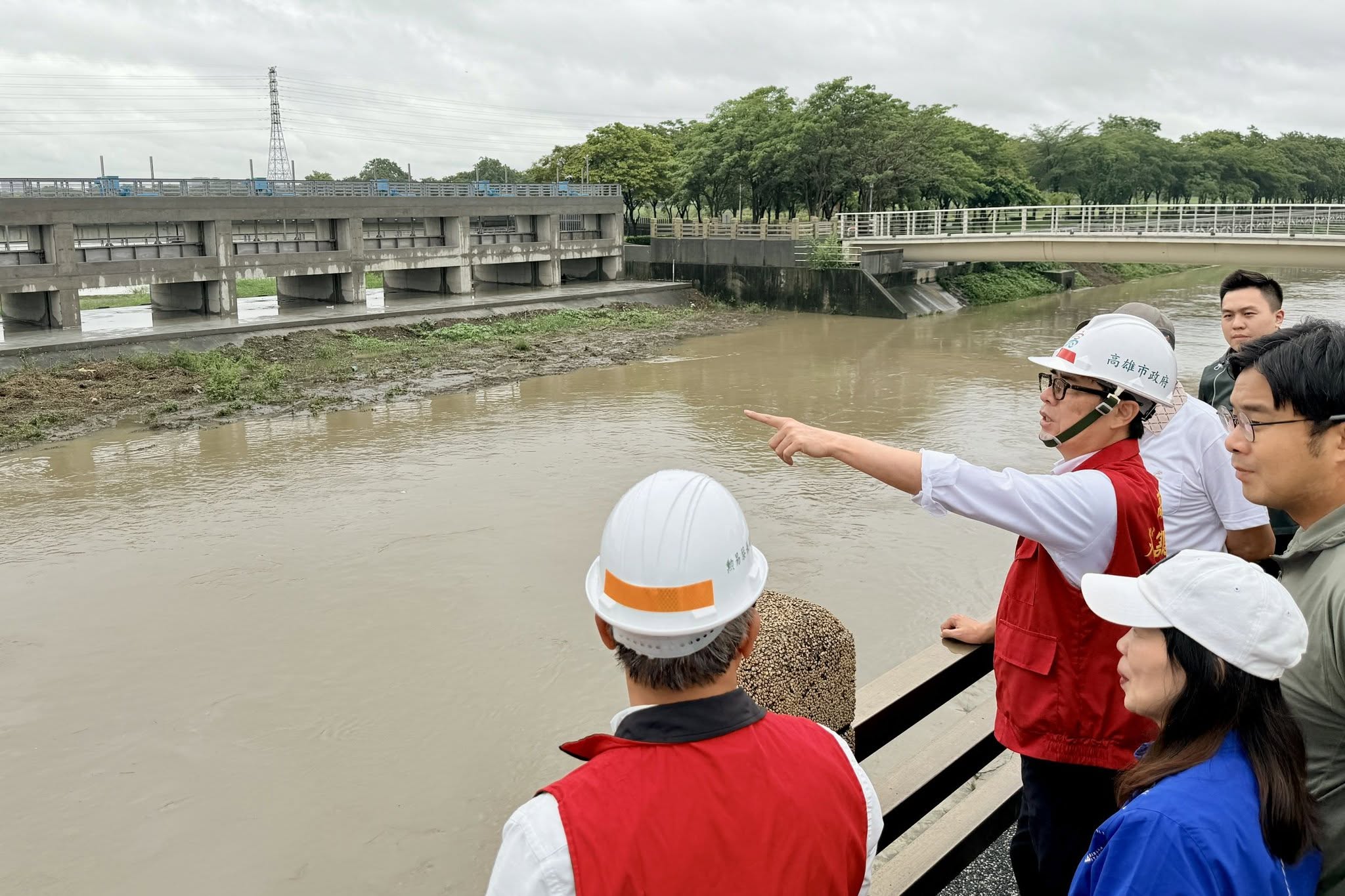 高雄市政府今晚宣布，明高雄市山區雨量仍達停班停課標準，為維護山區民眾安全，共有5個行政區停止上班、停止上課。（翻攝自陳其邁臉書）