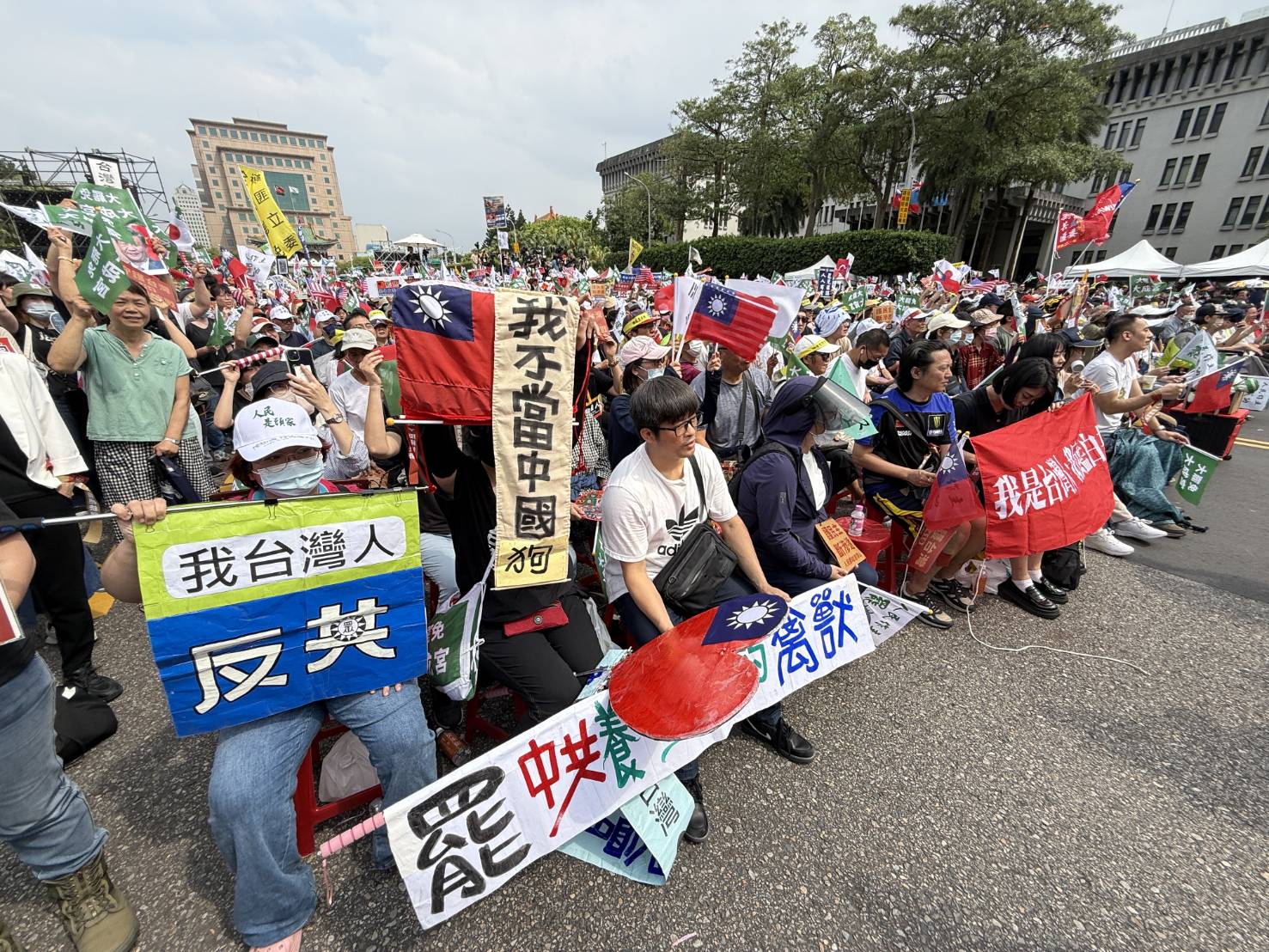 數千人齊聚凱道聲援「拒絕統戰」、力挺大罷免。（鏡報新聞網提供）
