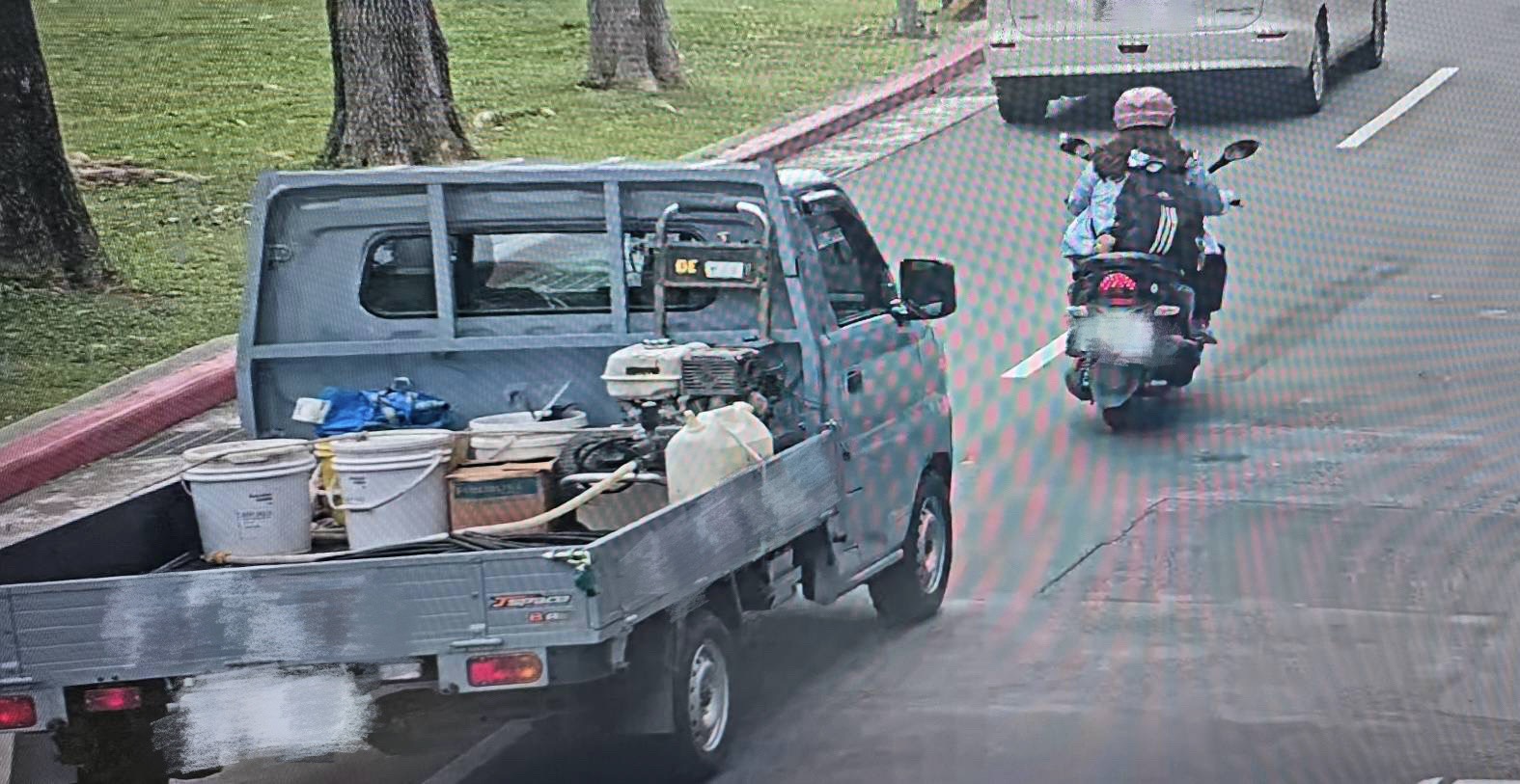 周女駕駛的小貨車貨斗上掉落矽利康，造成4名機車騎士摔車受傷。翻攝畫面
