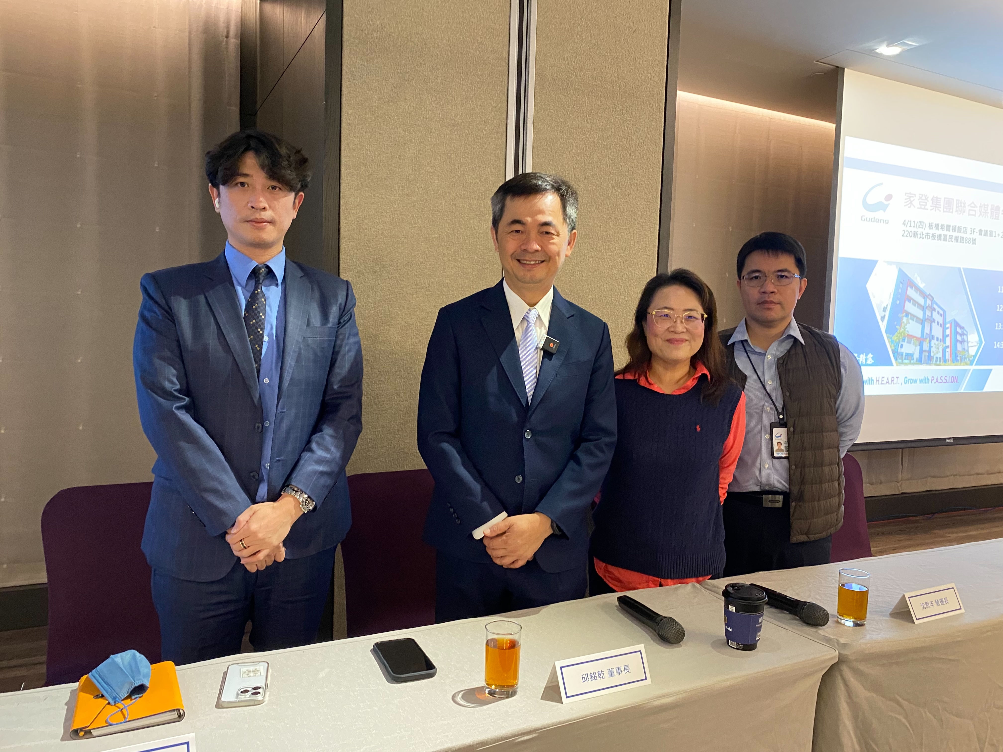 家登精密董事長邱銘乾(左二)表示,假以時日,航太業務將會成為家登主力業務之一。