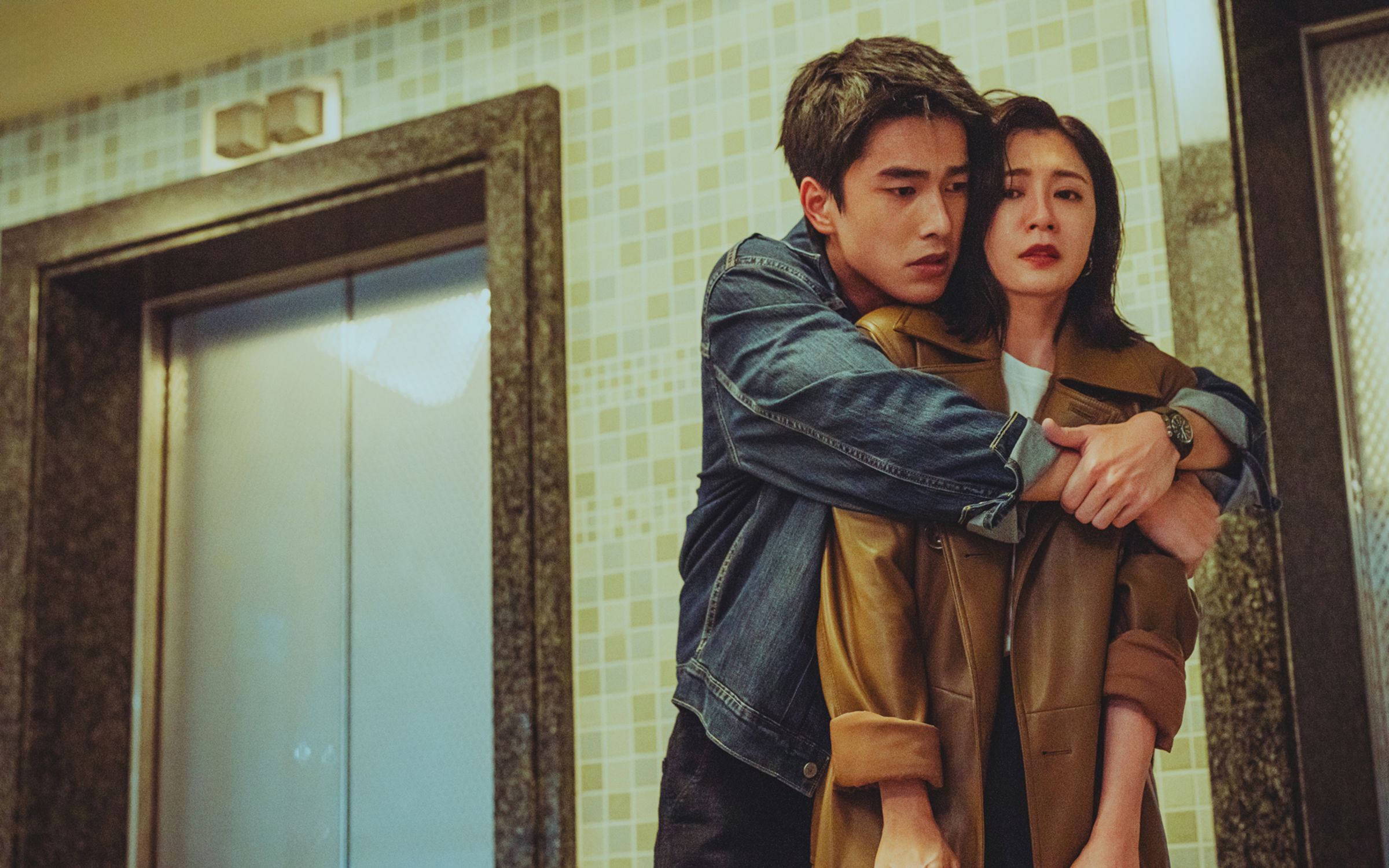 曾敬驊雙手環抱賈靜雯，兩人眼眶泛紅落淚。（Netflix提供）