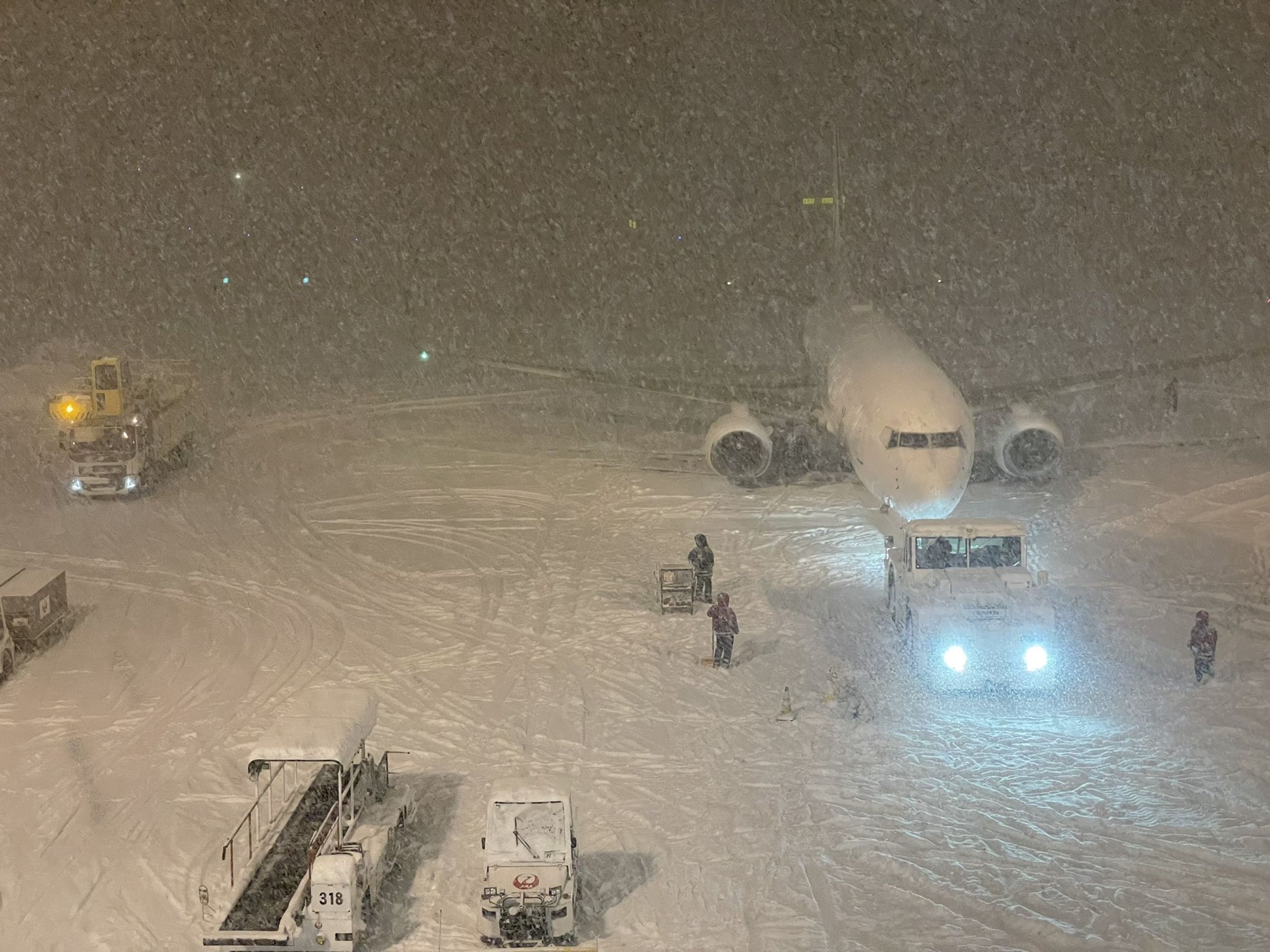 北海道新千歲機場被大雪包圍,今還傳出擦撞事故。(翻攝自@manabujp X)