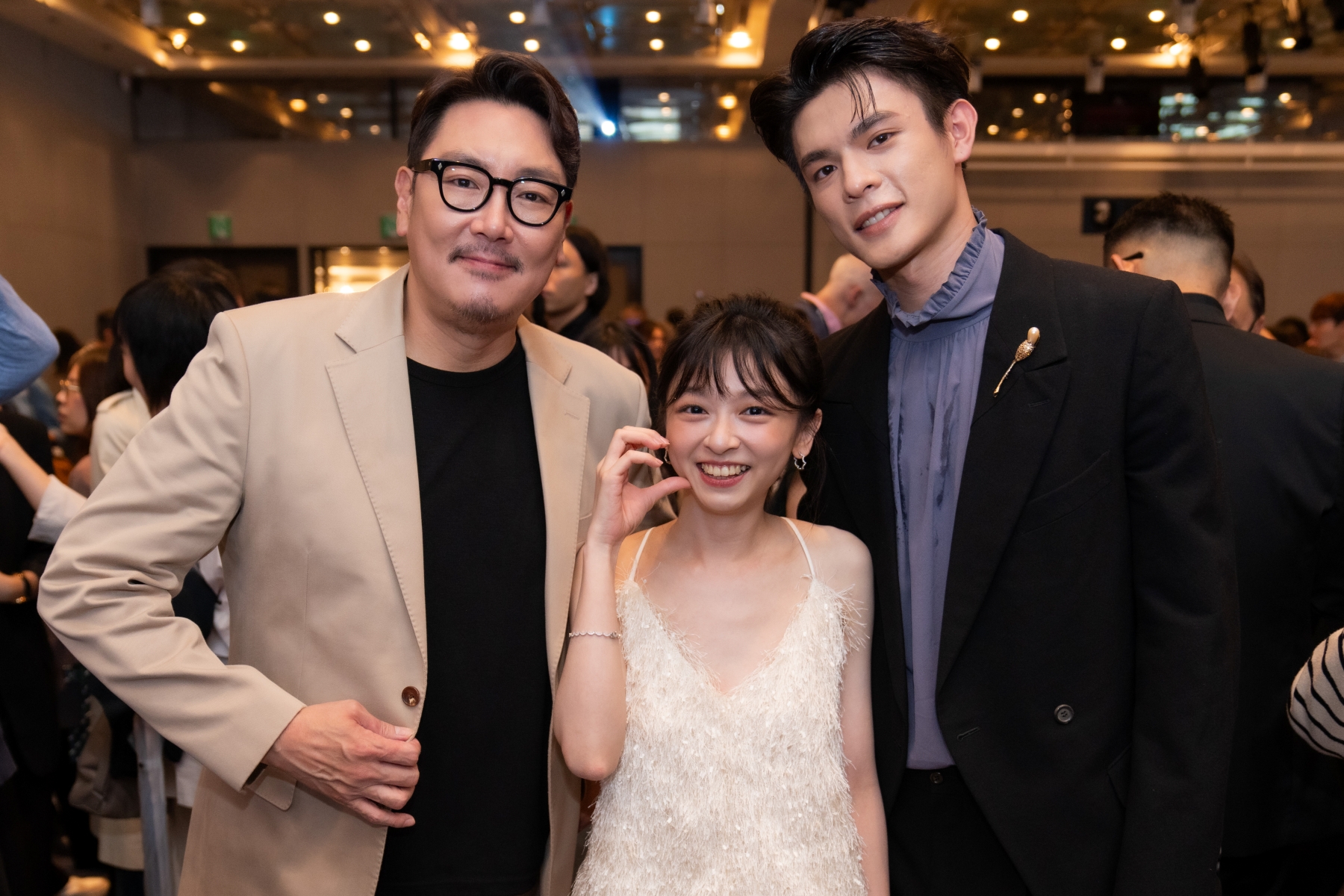陳姸霏（中）在釜山影展的台灣之夜上遇見趙震雄，對方不僅認出她，還祝她與邱以太未來演員之路順遂。（興揚電影提供）