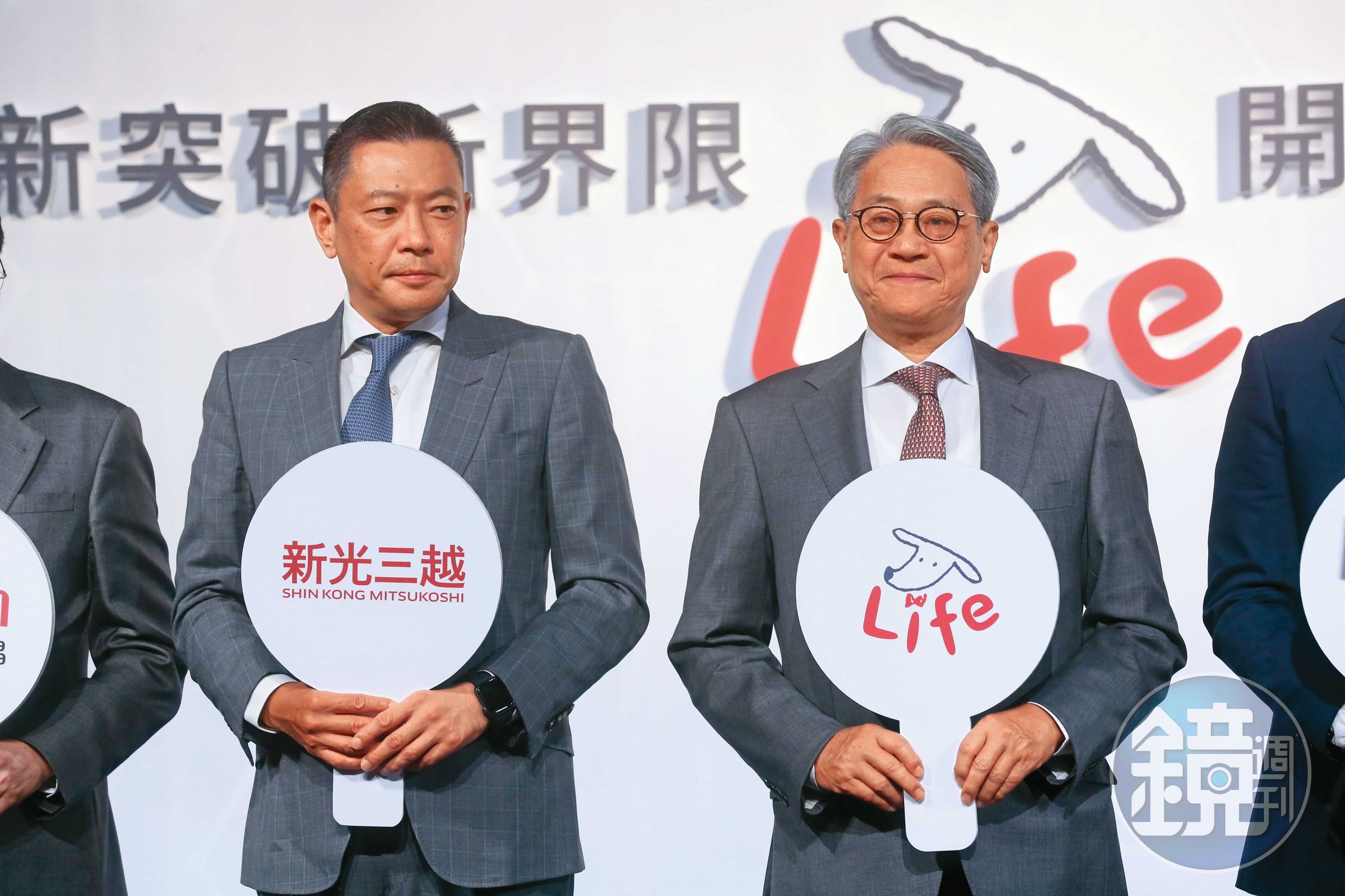 吳東亮（右）操盤助吳昕陽（左）三兄弟進董事會，打亂吳東進、吳東昇布局。