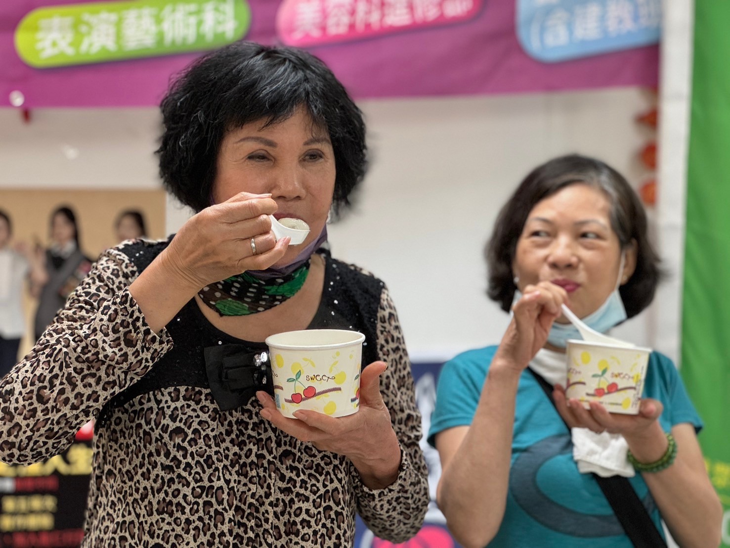 院民及家屬幸福地享用著元宵。（創世基金會提供）
