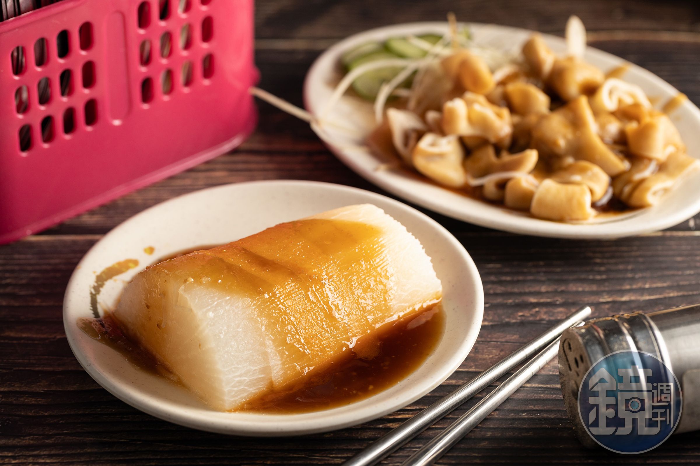 清甜的「菜頭」(前,15元/份)及入味的「燙大腸」(後,65元/份),搭配鹹粥一起吃,能品嘗到更多風味層次。