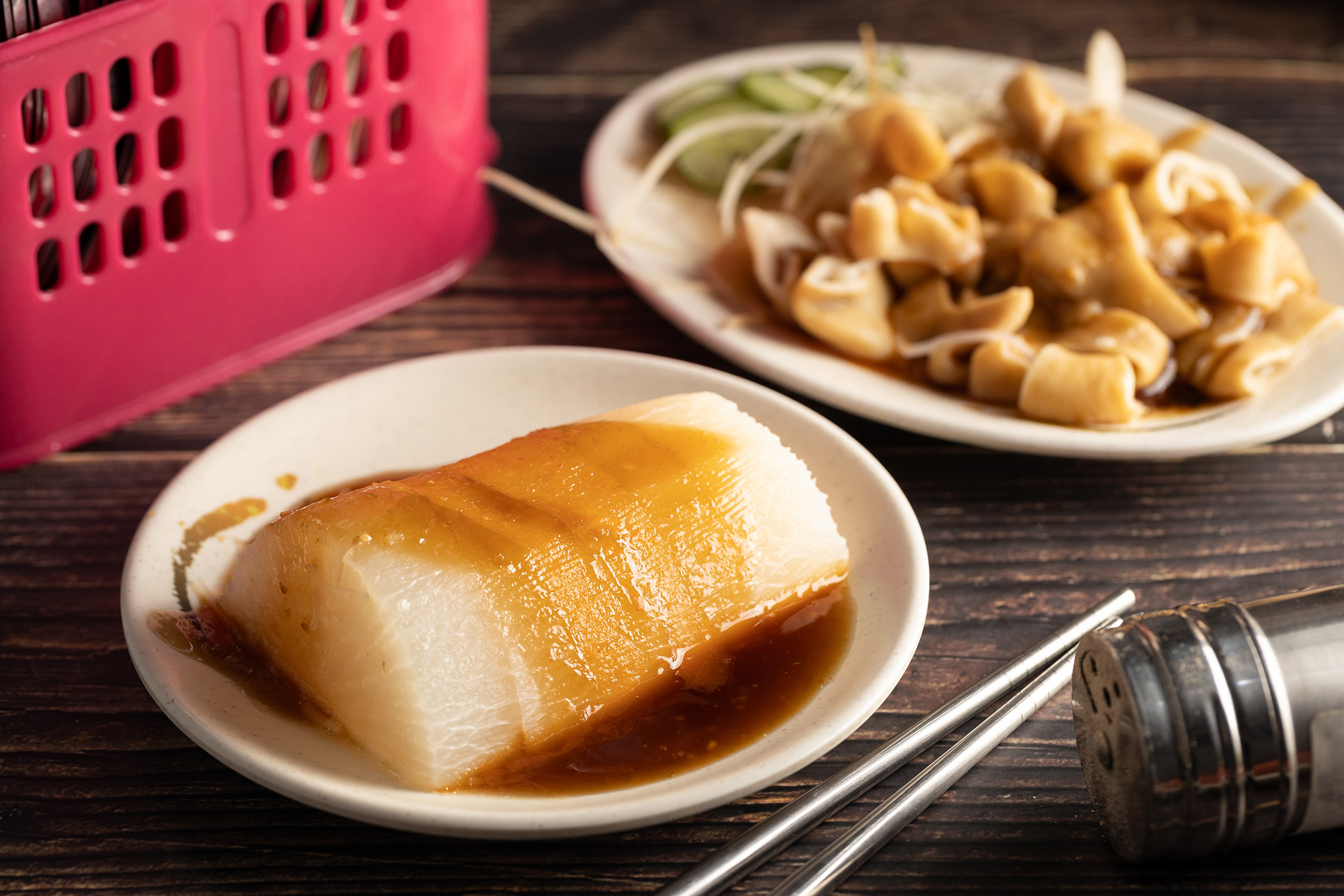 清甜的「菜頭」（前，15元／份）及入味的「燙大腸」（後，65元／份），搭配鹹粥一起吃，能品嘗到更多風味層次。