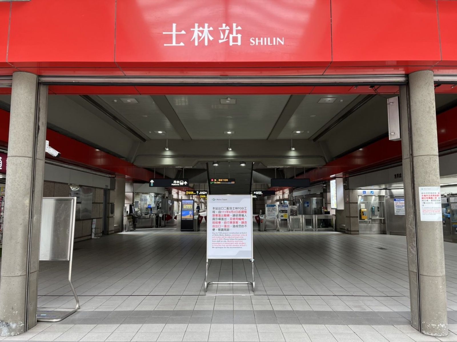 香港男捷運站「失控大叫」!2路人誤會被嗆聲 當街揮拳打人
