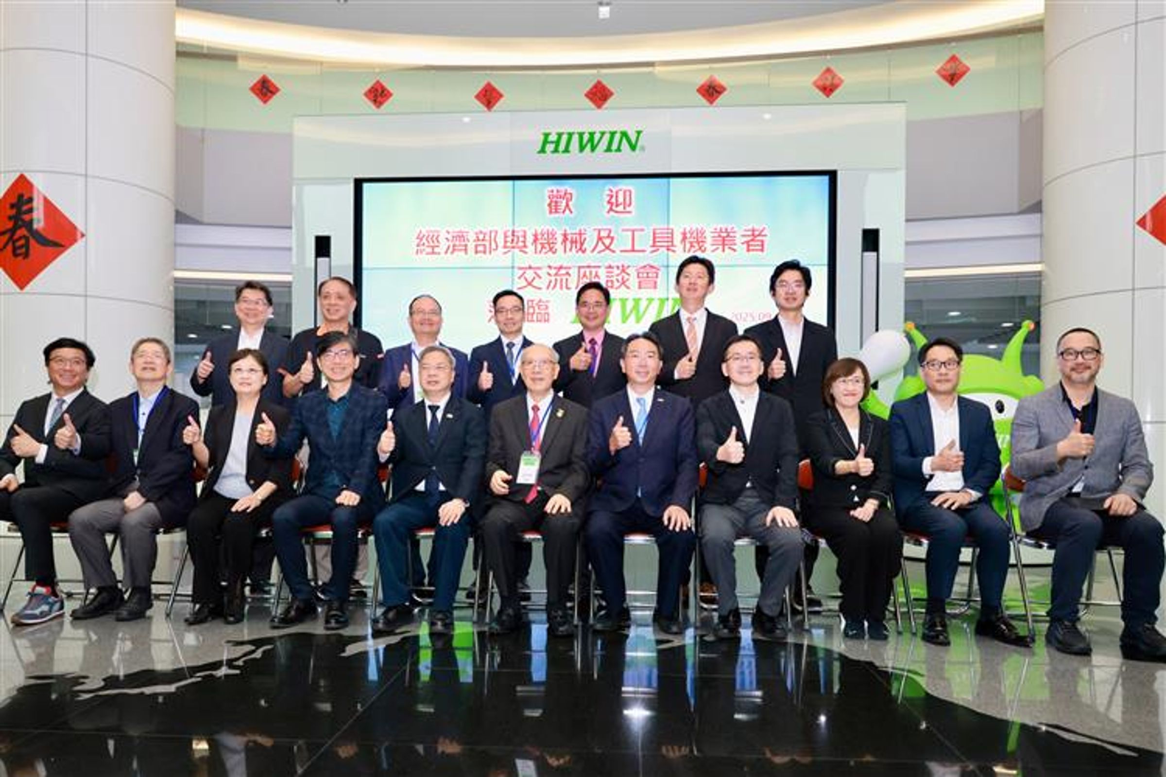 經濟部長龔明鑫（前排左五）領軍，今日與機械、工具機及木工機產業代表面對面，舉行交流座談會，針對美國對等關稅、匯率等議題進行溝通、討論。（經濟部提供）
