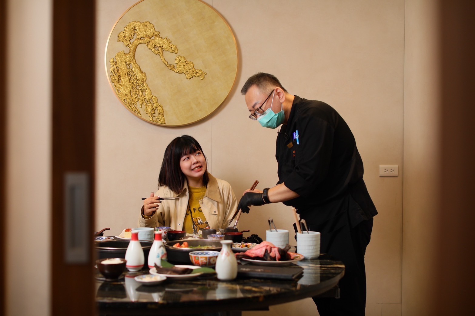 橋山桌邊服務的水準無可挑剔，其中當日協助我們的服務人員莫札特，更是在google評論上獲得破百則的特別好評。