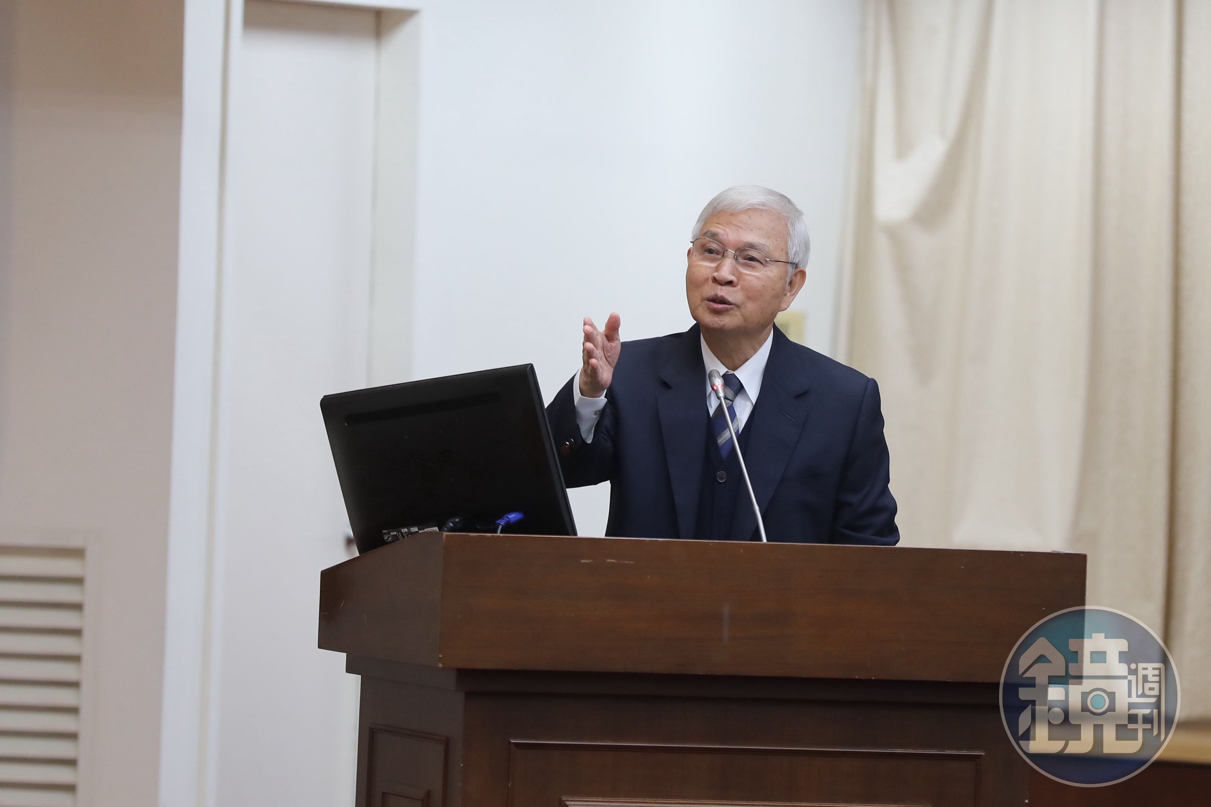 楊金龍認為外匯存底的變動幅度有限，整體匯市與金融穩定風險仍在可控範圍之內。