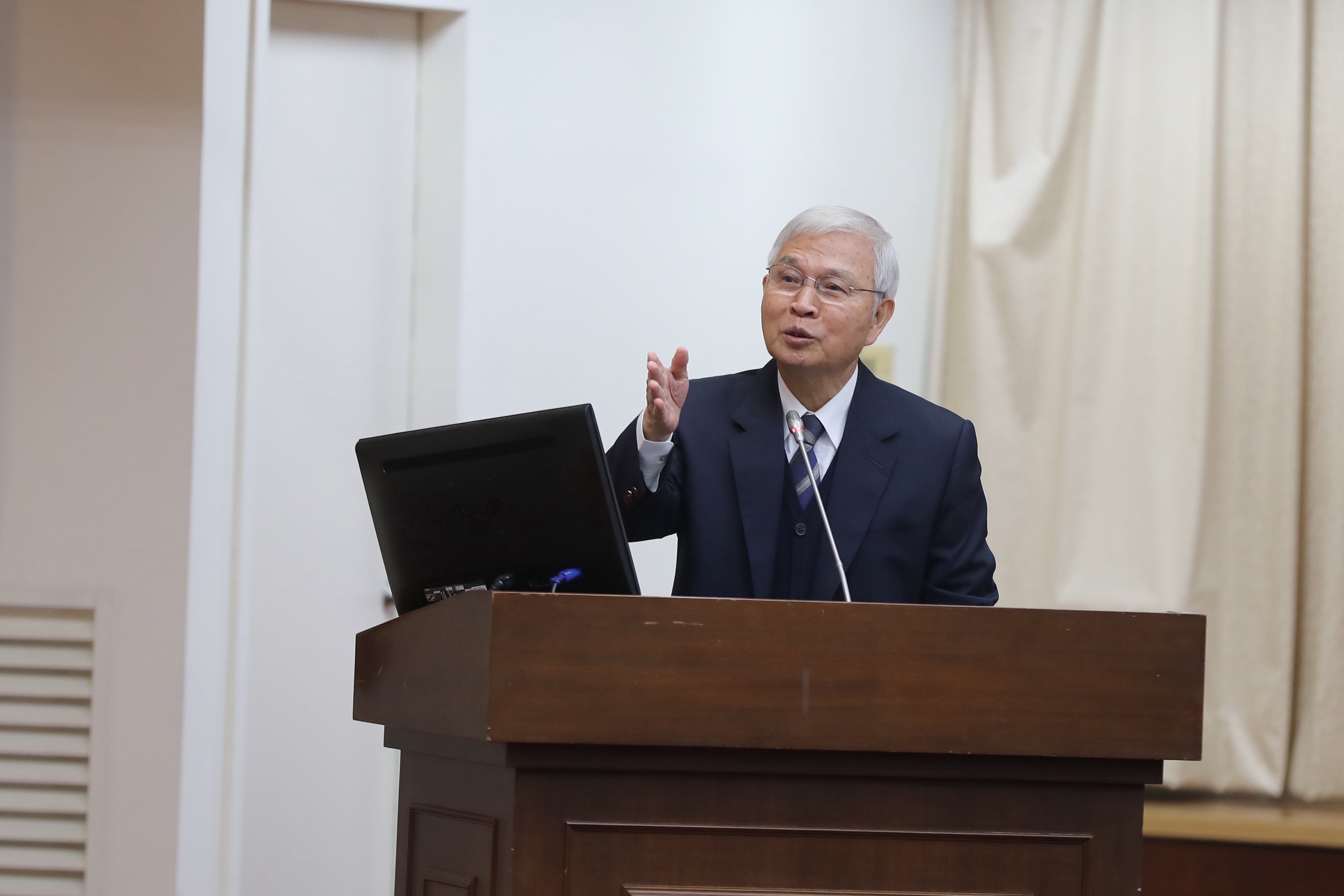 楊金龍認為外匯存底的變動幅度有限，整體匯市與金融穩定風險仍在可控範圍之內。