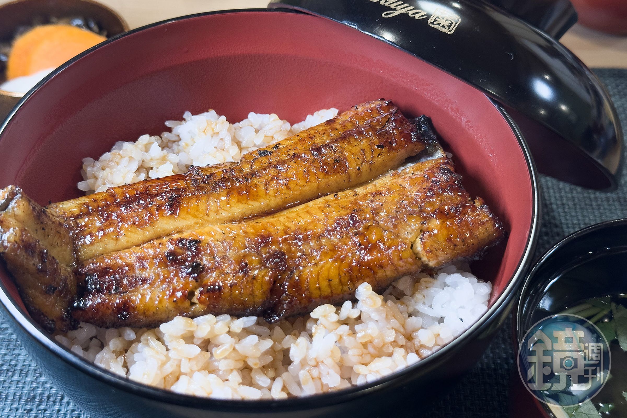 經炭火反覆燒烤的「國產鰻魚飯(国産鰻丼)半尾」,咬起來魚肉Q彈,外皮微焦微酥。(3,300日圓/份,約NT$673)