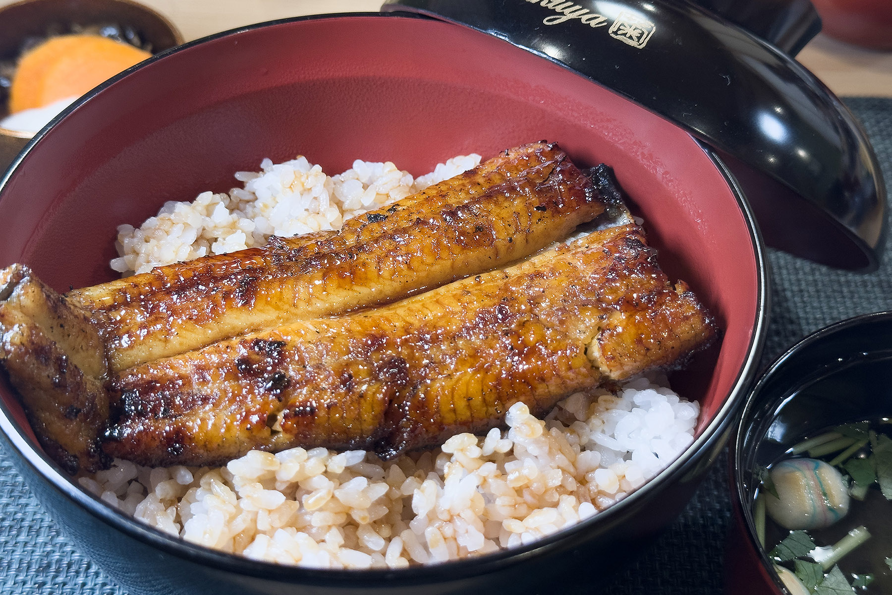 經炭火反覆燒烤的「國產鰻魚飯（国産鰻丼）半尾」，咬起來魚肉Q彈，外皮微焦微酥。（3,300日圓／份，約NT$673）