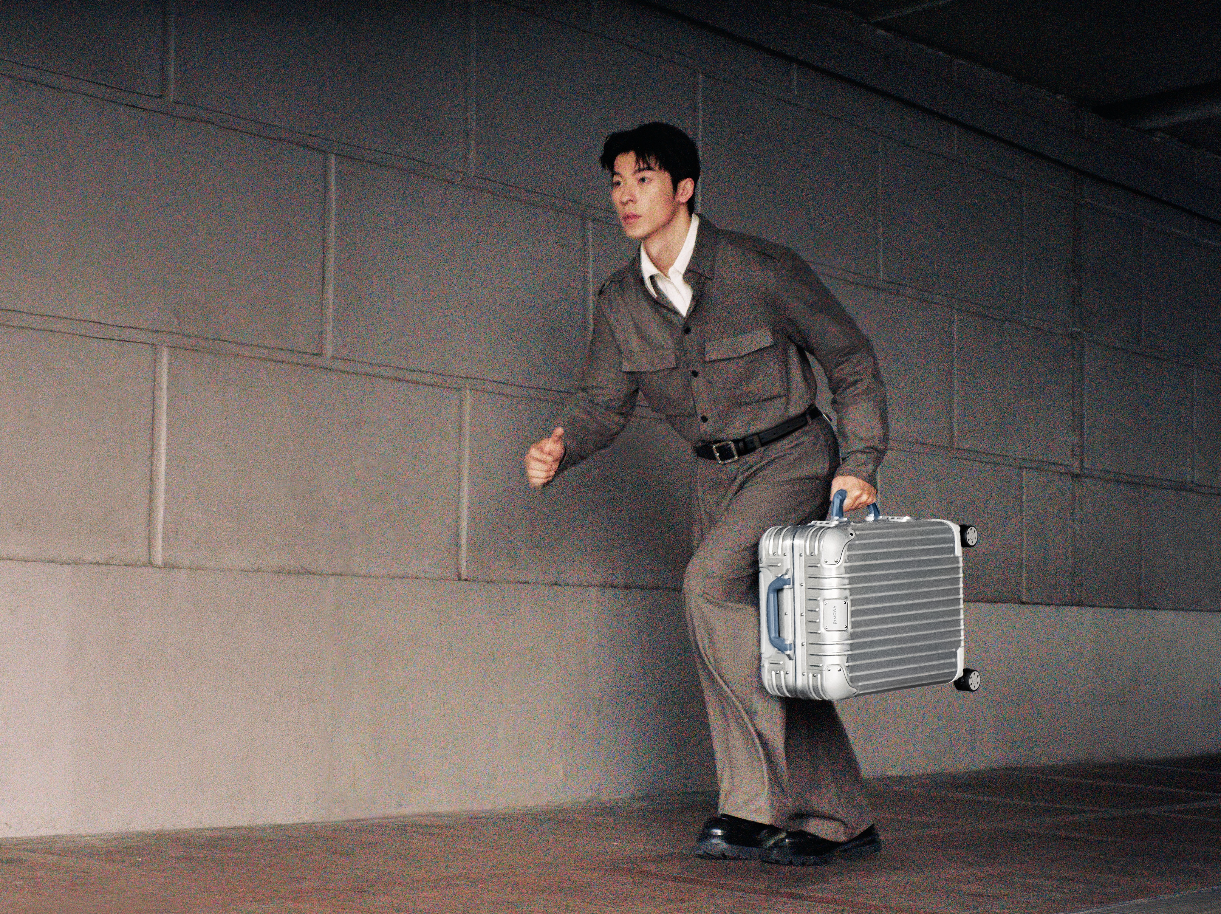 許光漢手上是最新Original系列Twist Powder Blue柔霧藍行李箱，強調移動的無拘無束。（美之心提供）