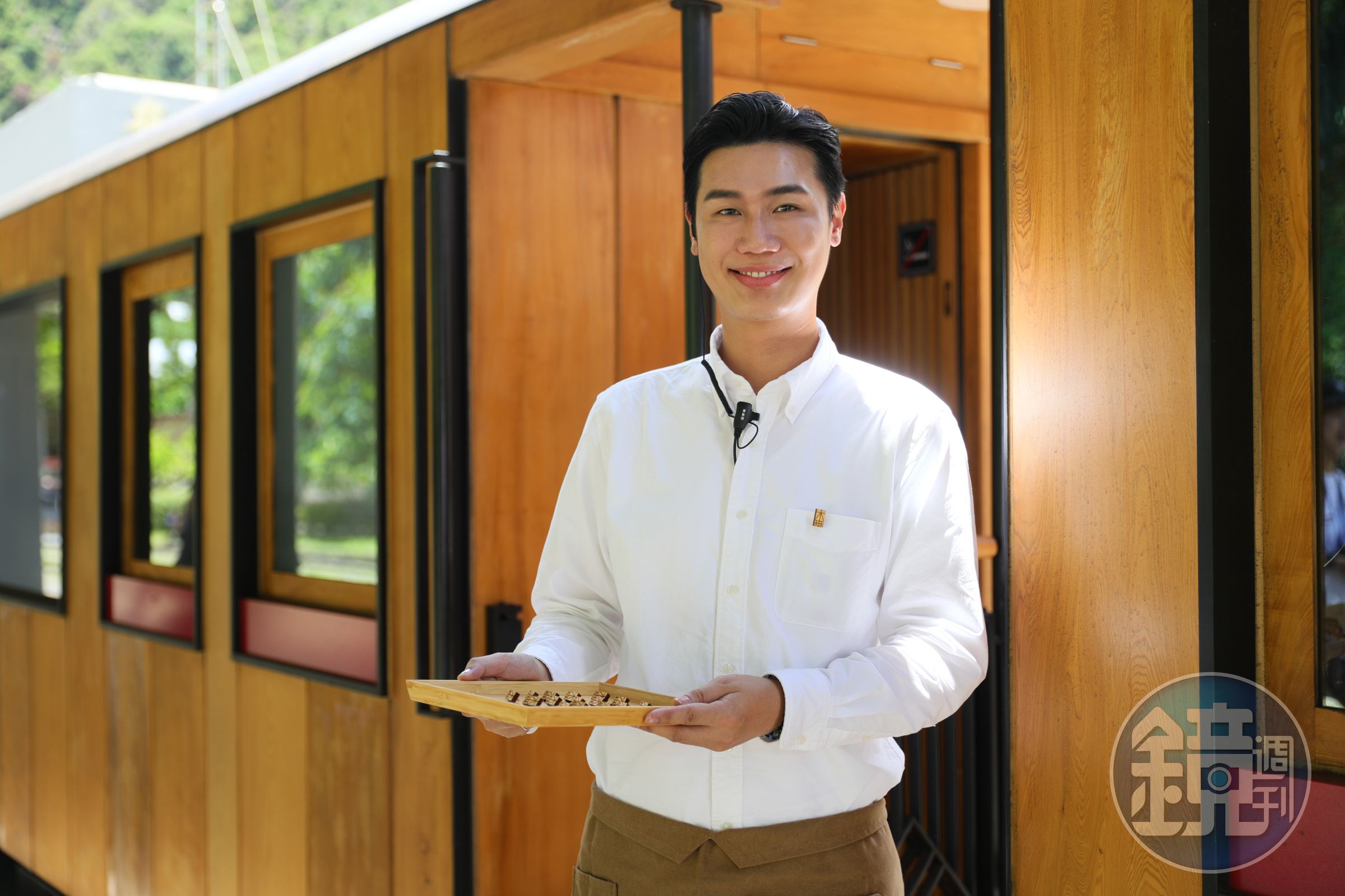列車配有4位車服人員,細心提供專屬桌邊服務,且沿途站點會搭配車上廣播做介紹。