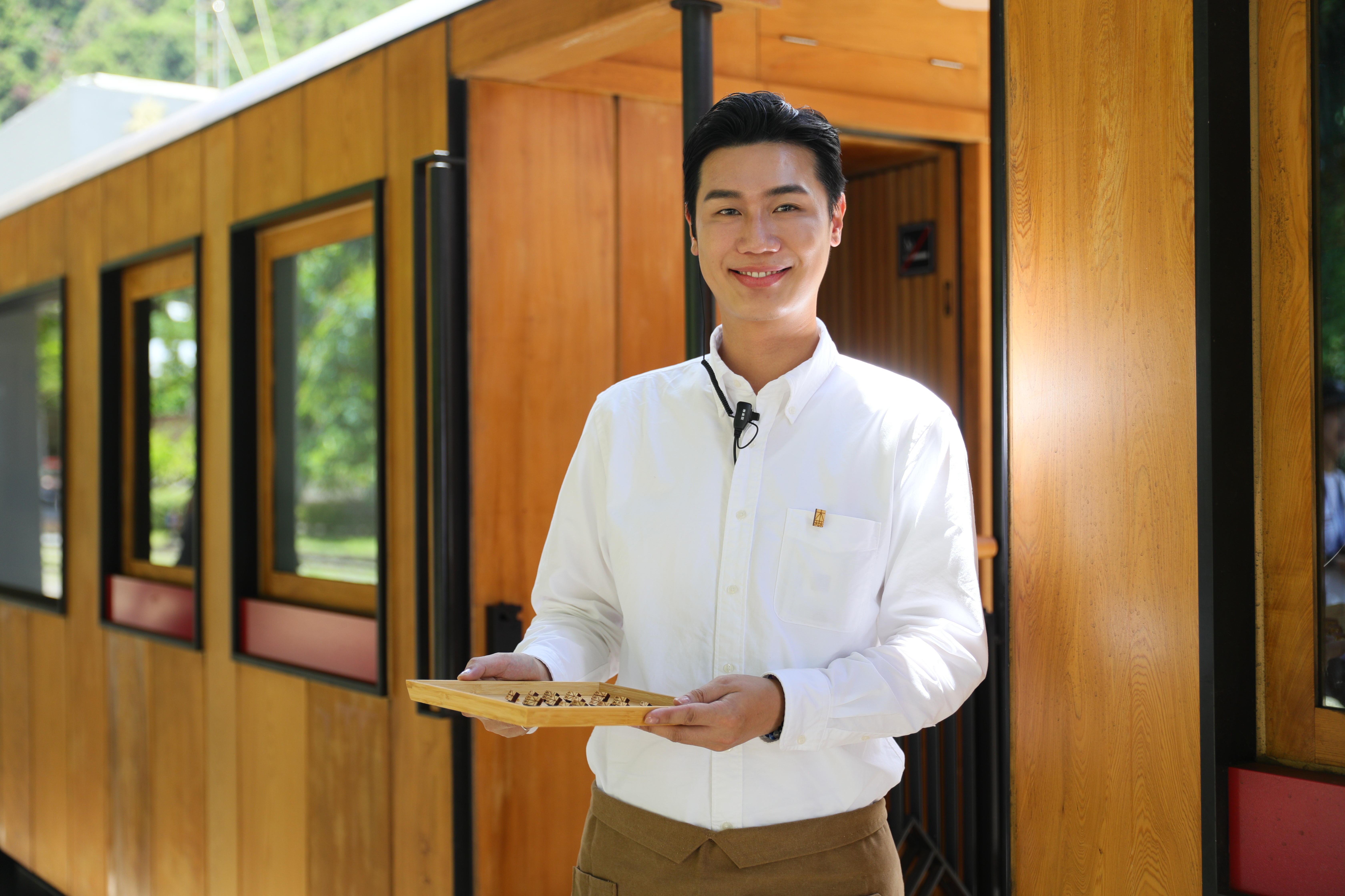 列車配有4位車服人員，細心提供專屬桌邊服務，且沿途站點會搭配車上廣播做介紹。