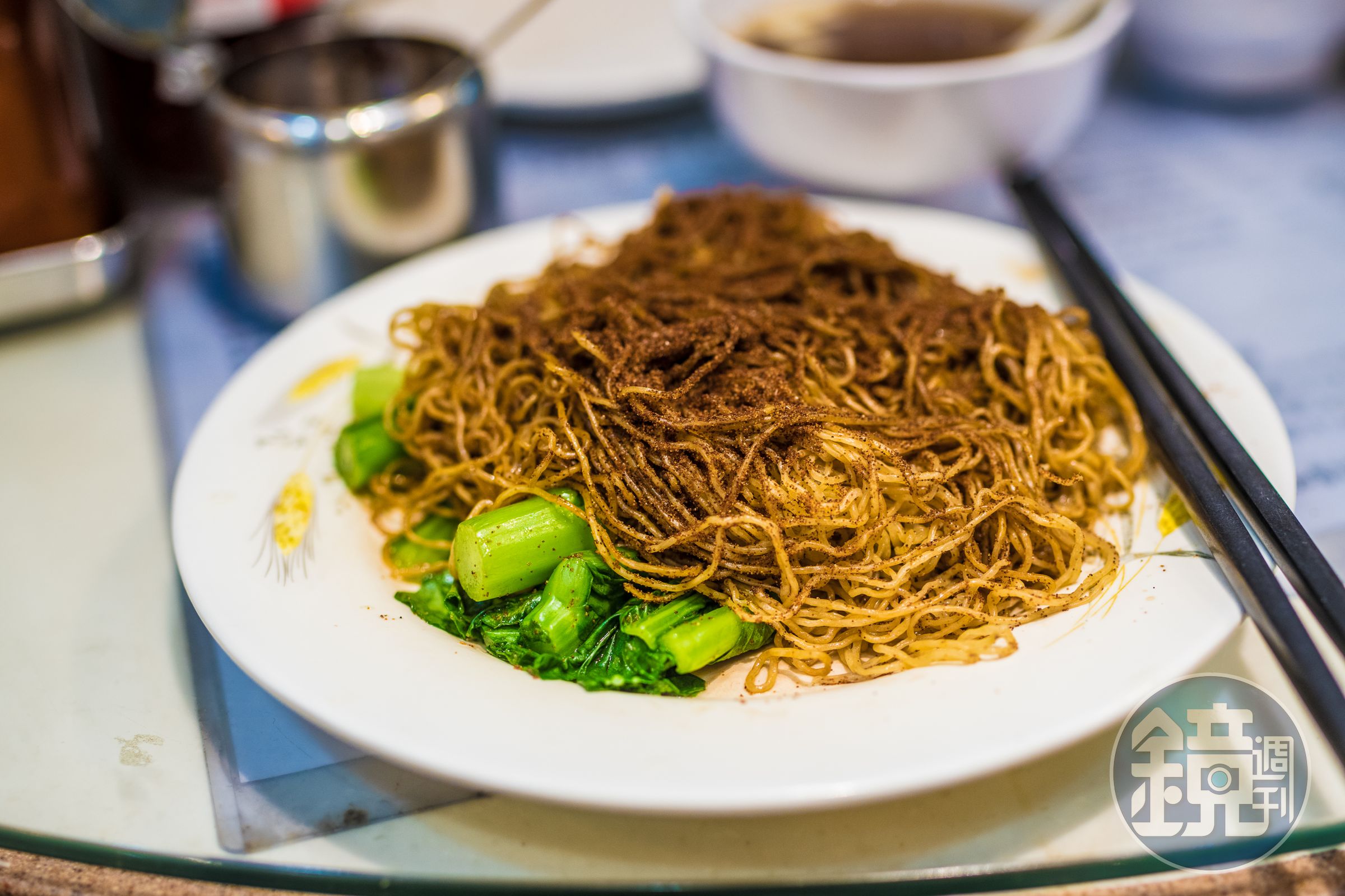 鋪滿香濃蝦籽的蝦籽撈麵，最能吃出爽口且富蛋香的鴨蛋麵特色。（香港旅遊發展局提供）