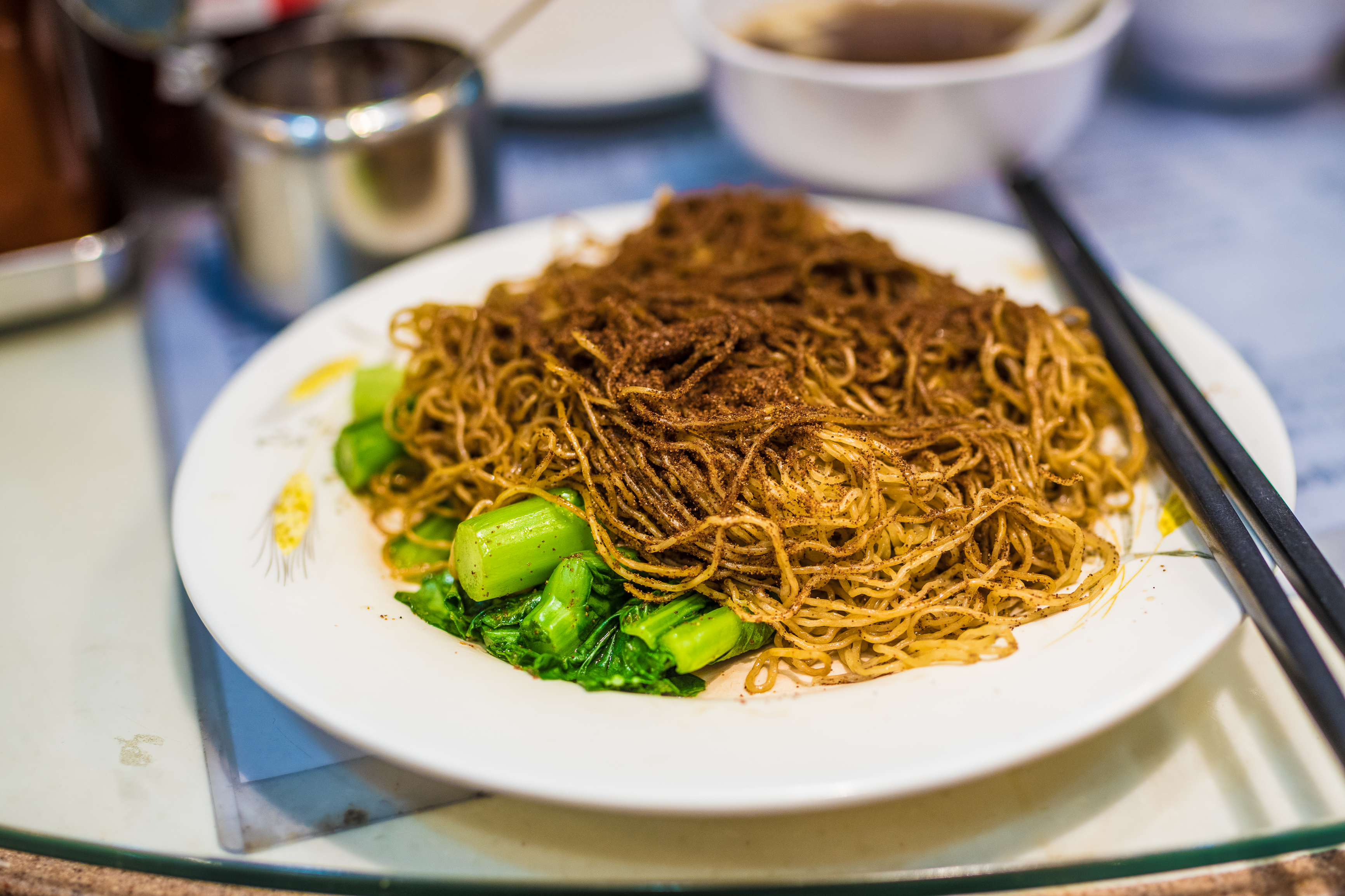 鋪滿香濃蝦籽的蝦籽撈麵，最能吃出爽口且富蛋香的鴨蛋麵特色。（香港旅遊發展局提供）