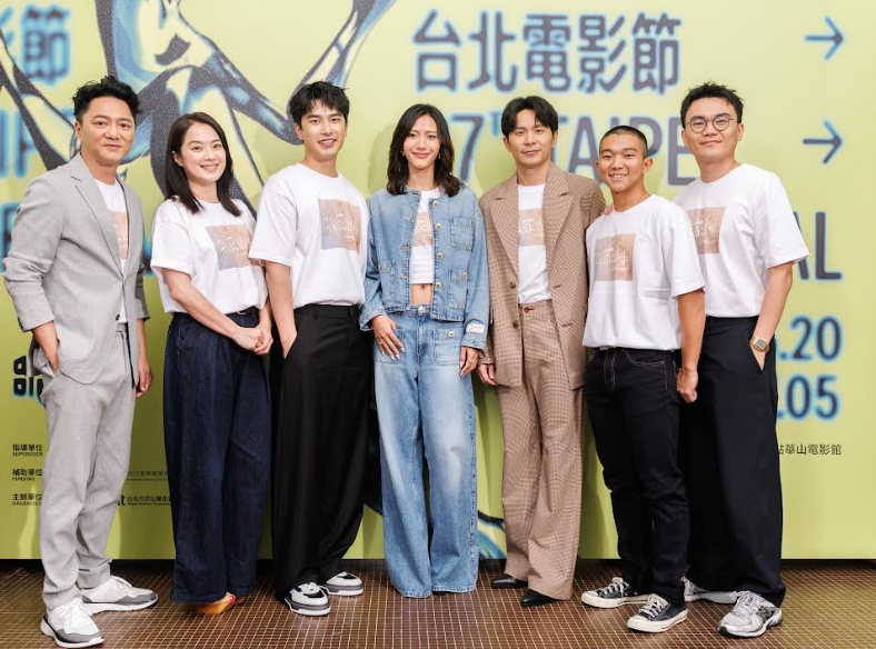 藍葦華（左起）、高伊玲、曾敬驊、黃珮琪、姚淳耀、朱羿銘、一起出席《我家的事》台北電影節首映。（台北電影節提供）
