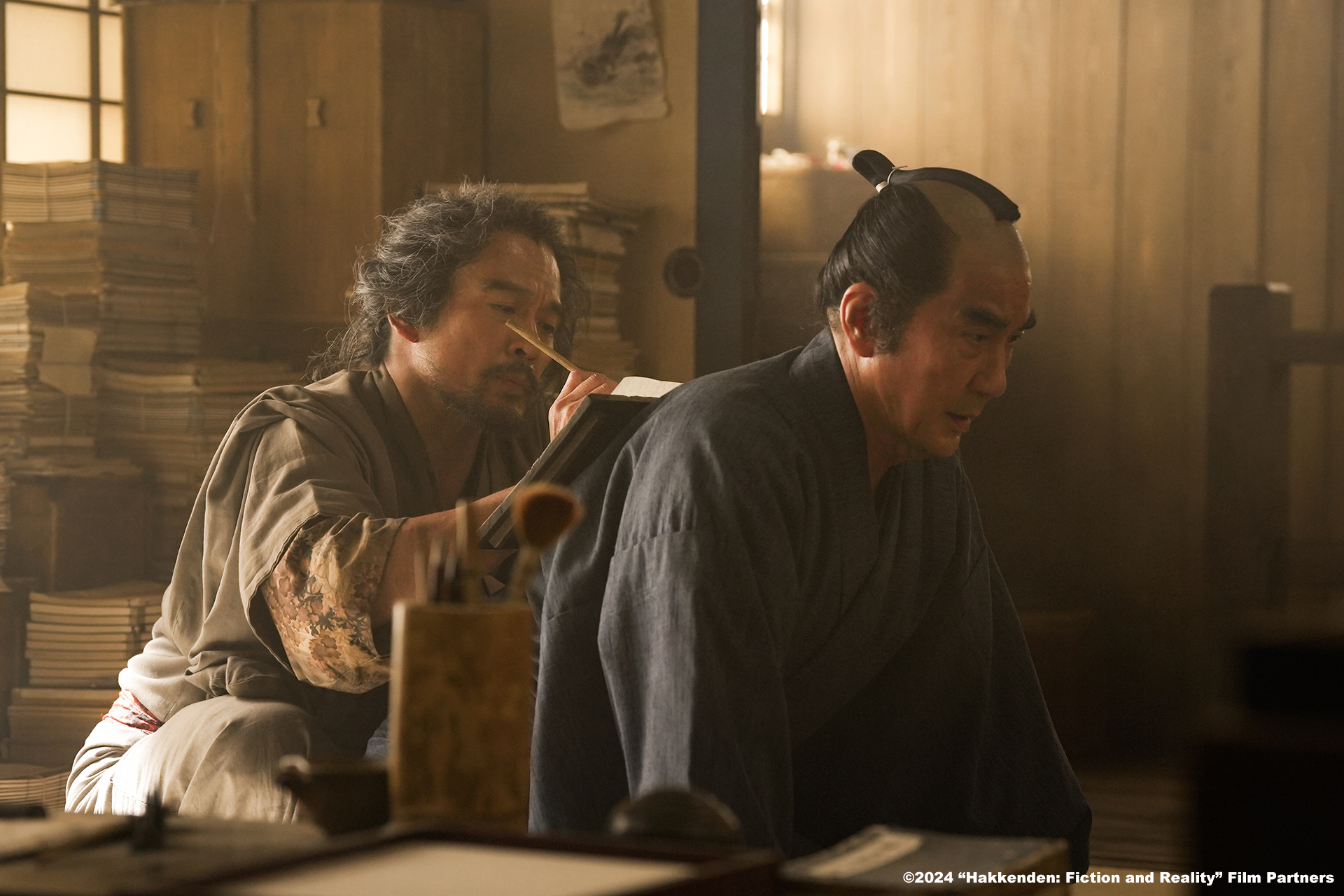 役所廣司（右）與內野聖陽在《八犬傳》多在書房內對話討論創作，兩人的表演功力令導演曾利文彥也大嘆「沒有我插嘴的餘地」。（原創娛樂提供）