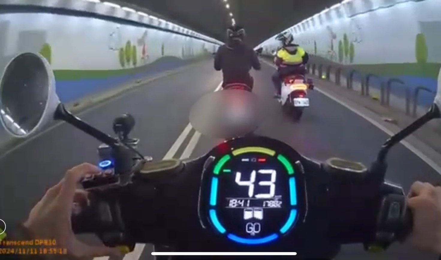 警方發現鄒男騎乘機車一路搖晃，在隧道內將他攔停。（翻攝畫面）