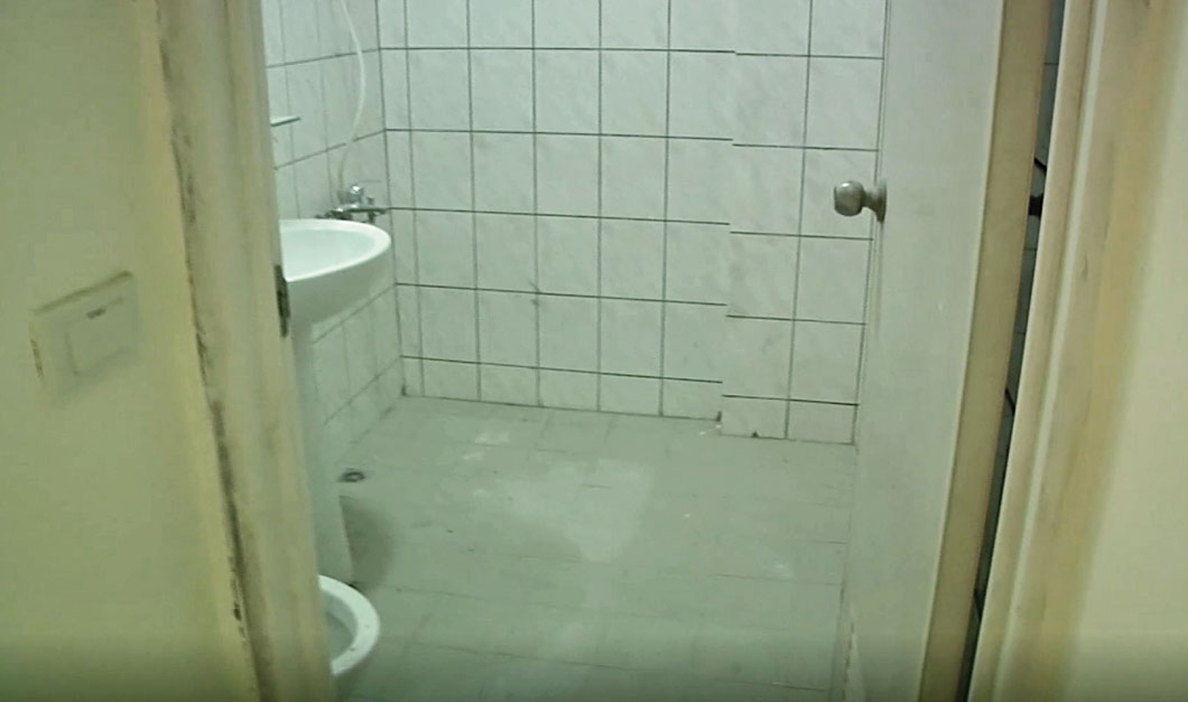 5名年幼的死者被發現以棉被等物品包裹，層層堆疊排列在透天厝樓上的浴室中。（翻攝畫面）