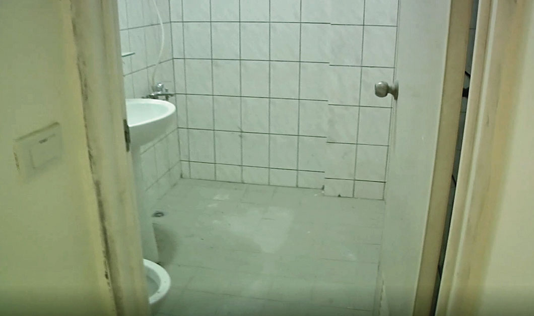 5名年幼的死者被發現以棉被等物品包裹，層層堆疊排列在透天厝樓上的浴室中。（翻攝畫面）